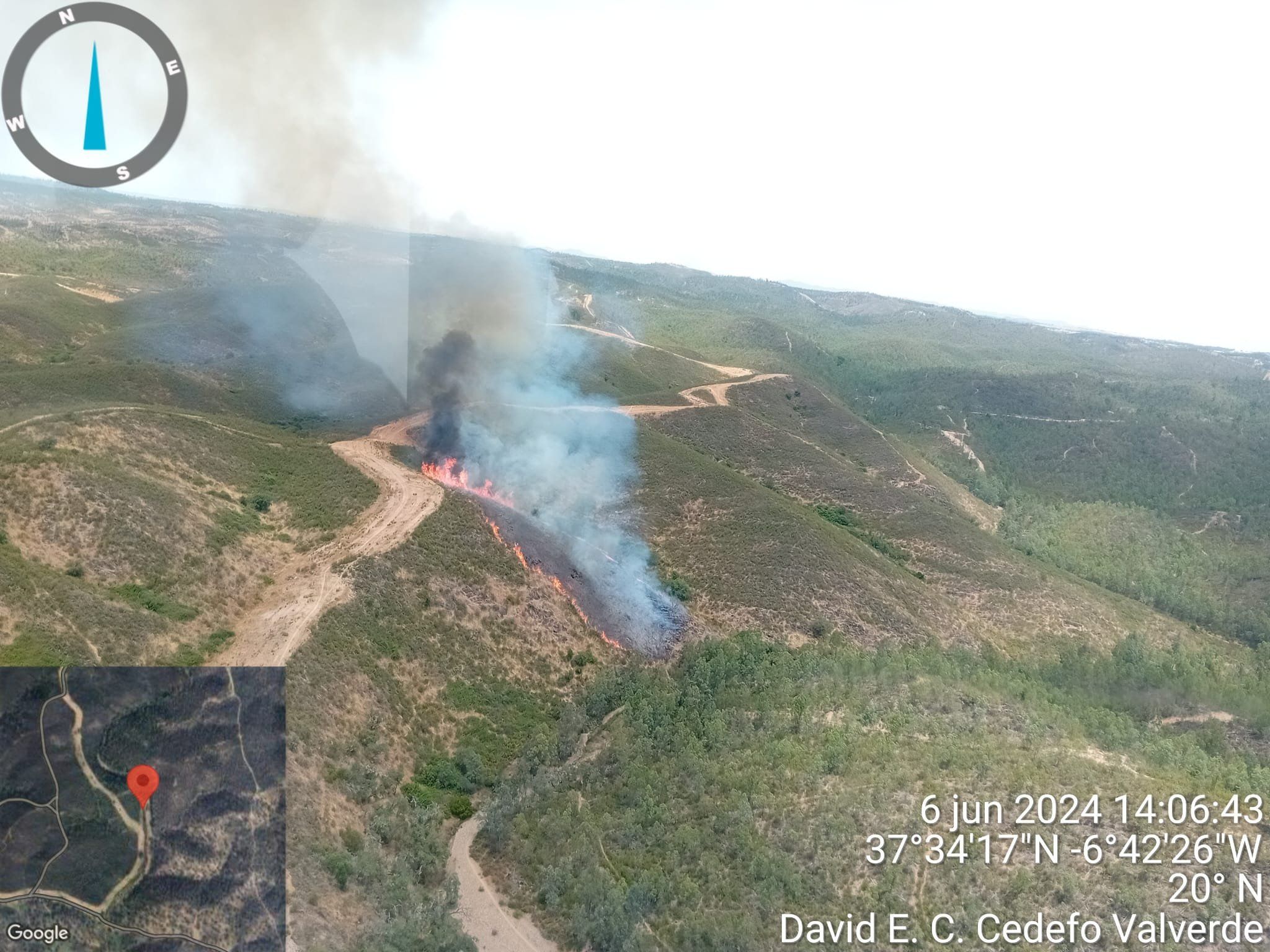 Imagen del incendio en Valverde del Camino (Huelva) al ser declarado, uno de los incendios forestales en los que ha actuado el Infoca este jueves.