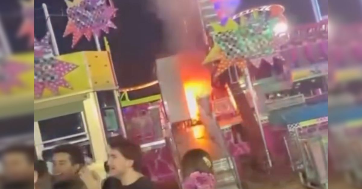 Fuego en una atracción de la Feria de El Puerto.   FOTO: Radio Puerto