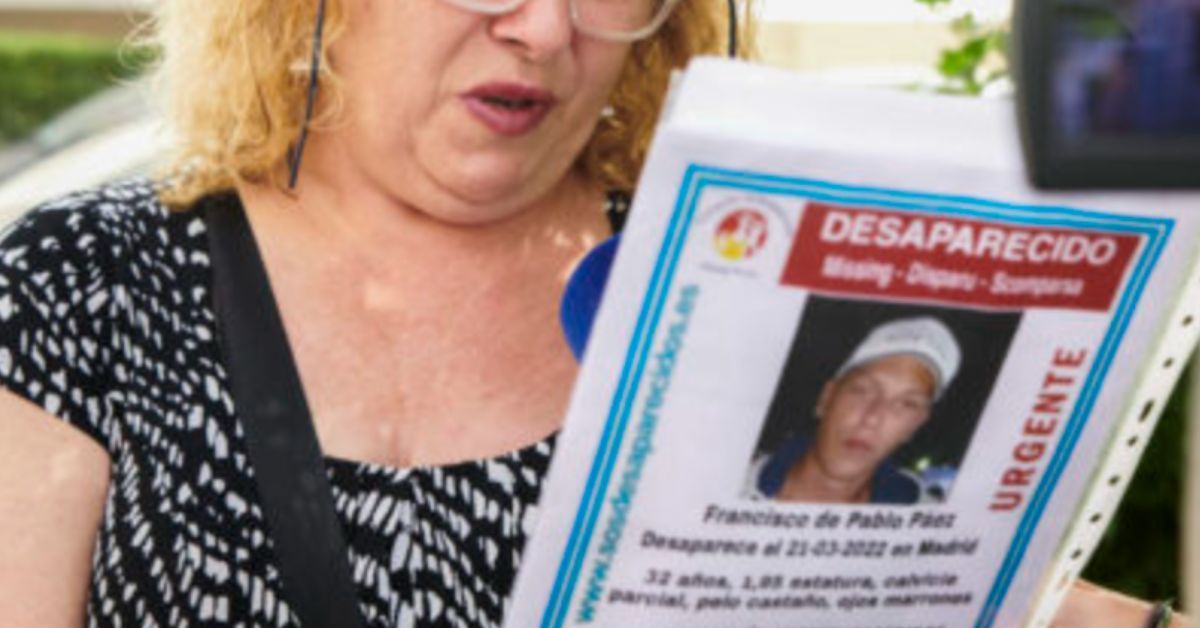 La madre de la víctima, con un cartel del joven desaparecido hace más de dos años.