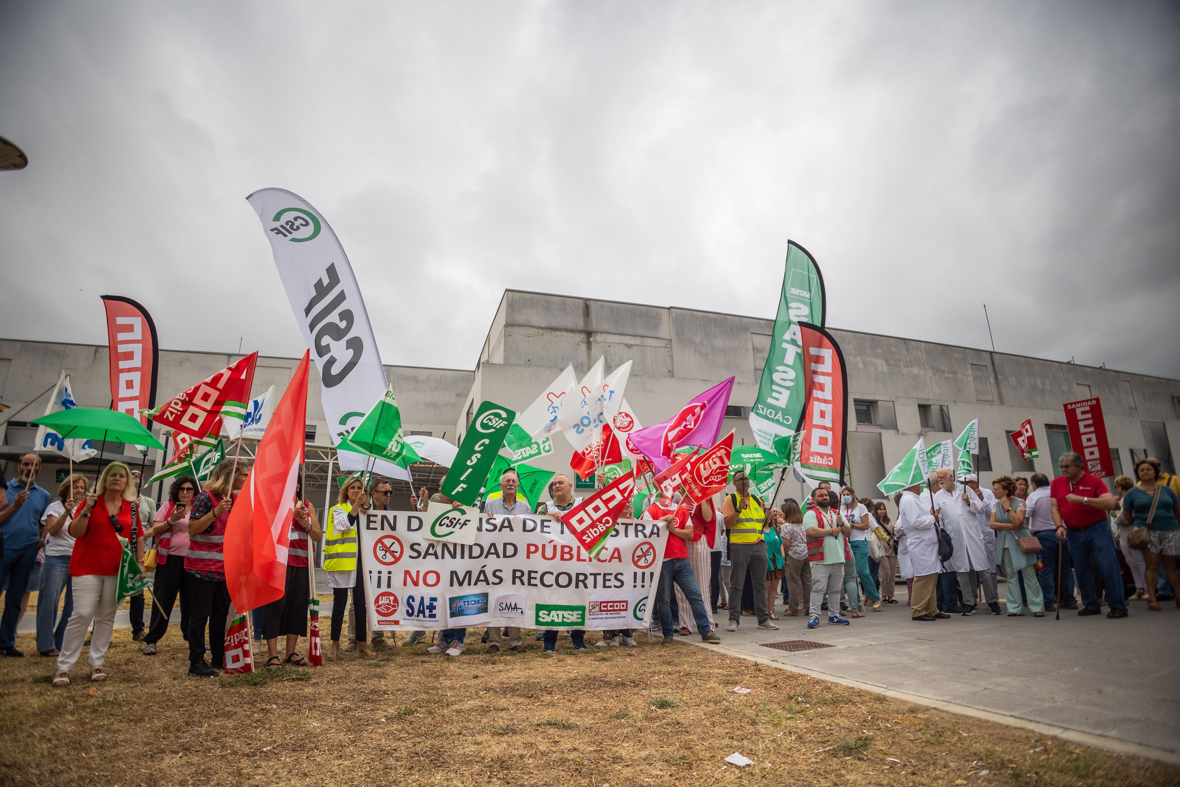 Un momento de la concentración convocada por los sindicatos este viernes a las puertas del centro de salud La Milagrosa, en Jerez.