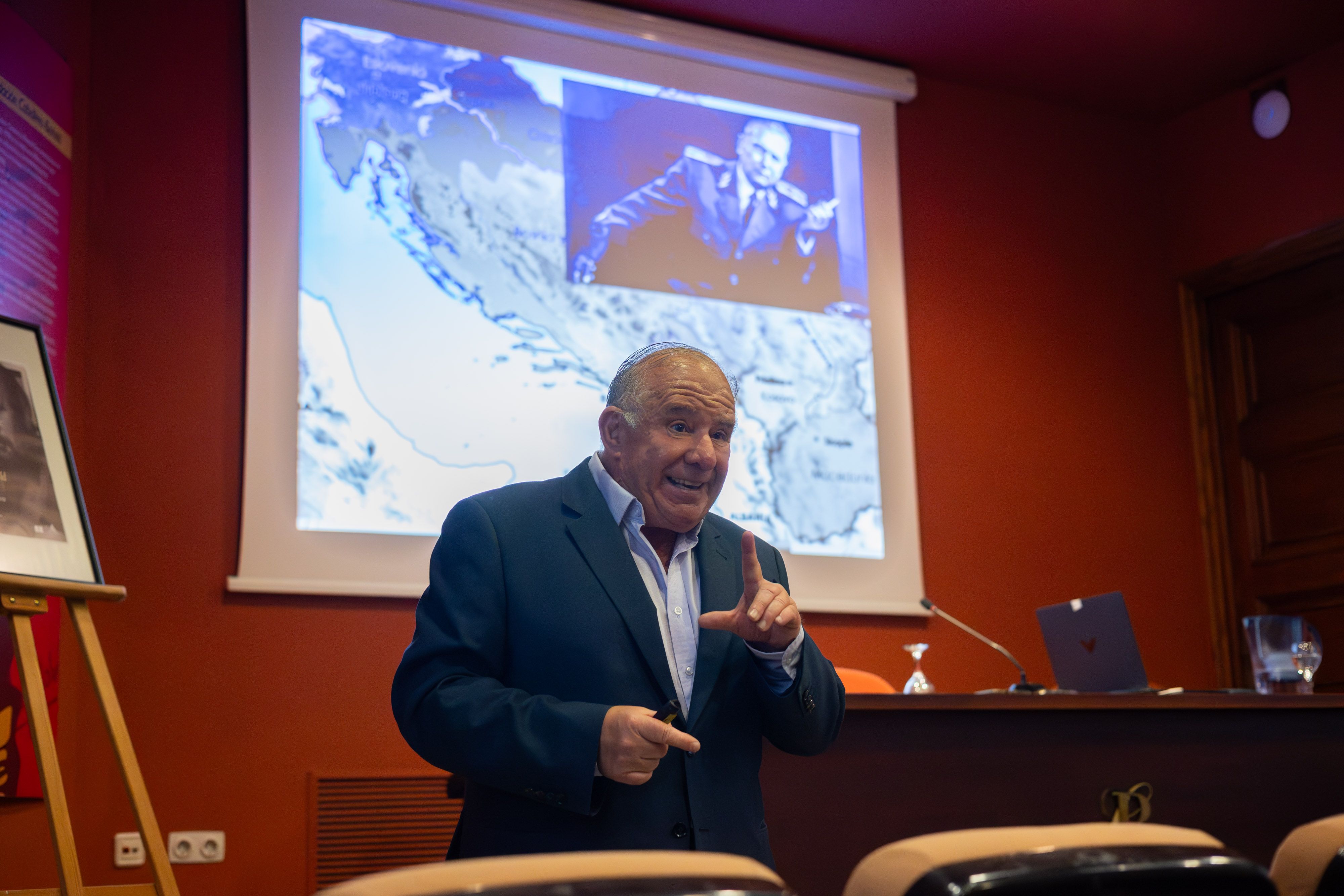 El periodista y novelista, Óscar Lobato, durante la presentación en la Fundación Caballero Bonald