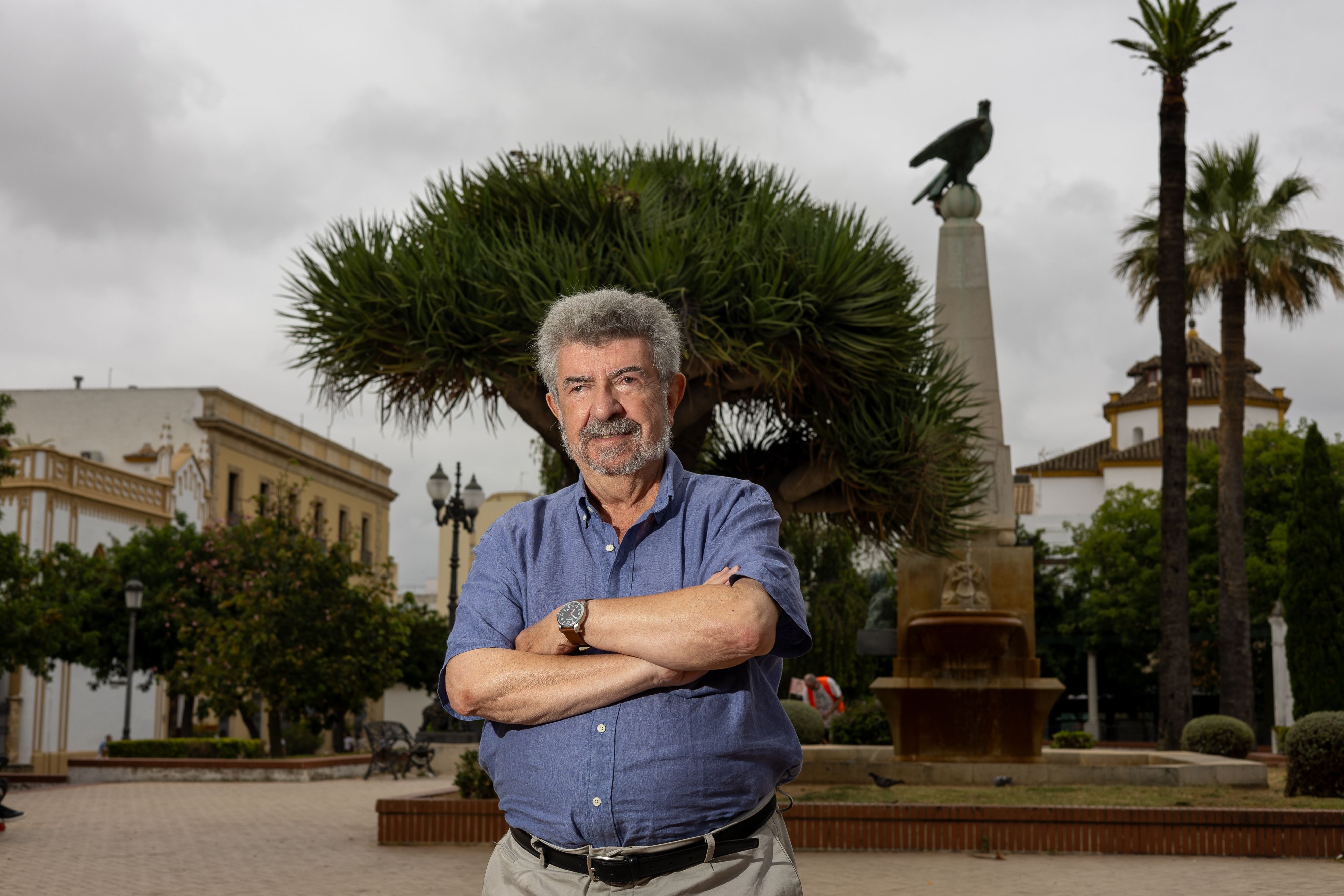 El catedrático emérito de Antropología de la US, Isidoro Moreno, posa para lavozdelsur.es en una visita reciente a Jerez. 