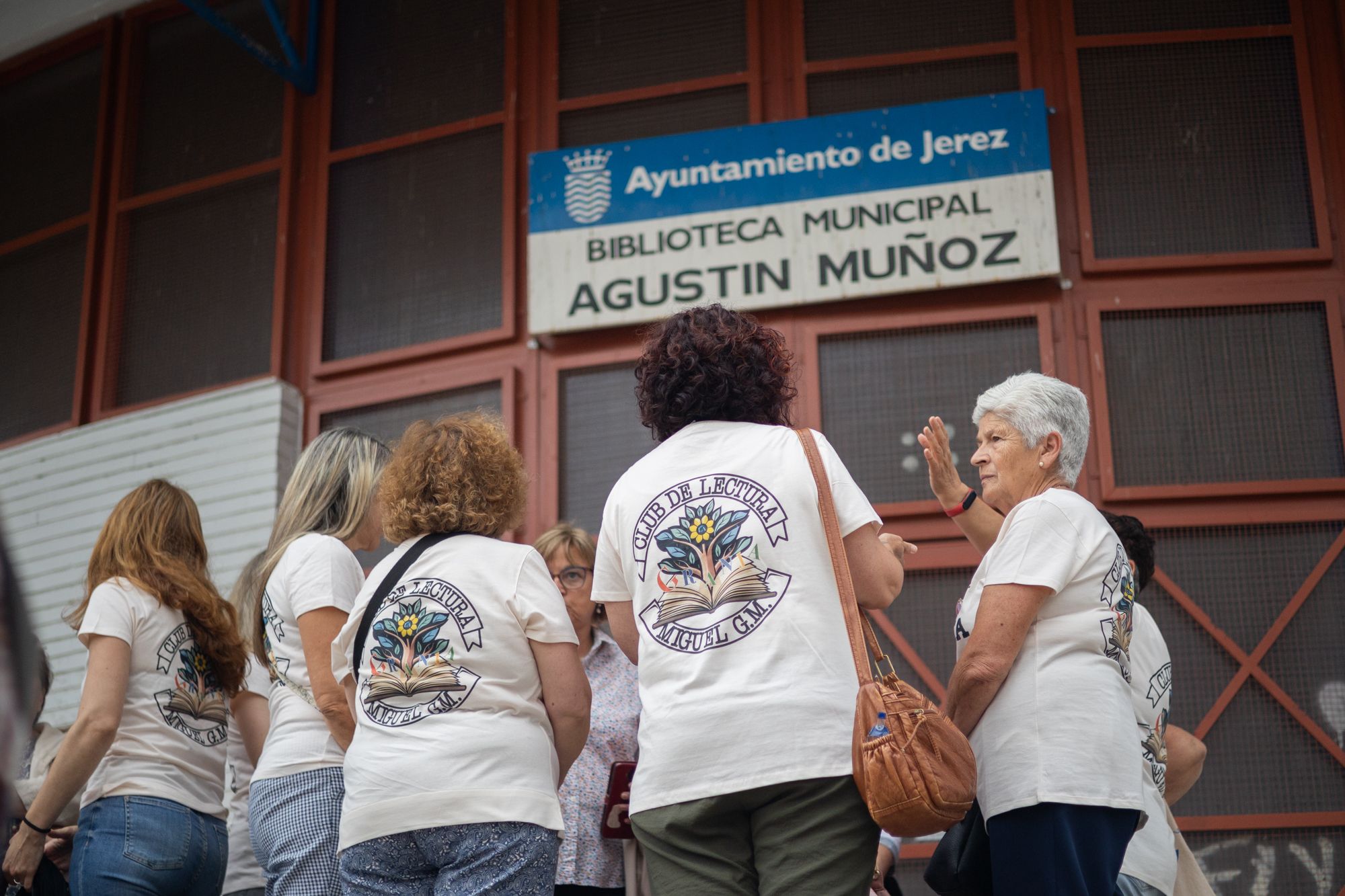 Usuarios de la biblioteca Agustín Muñoz, que ahora abrirá de lunes a viernes.