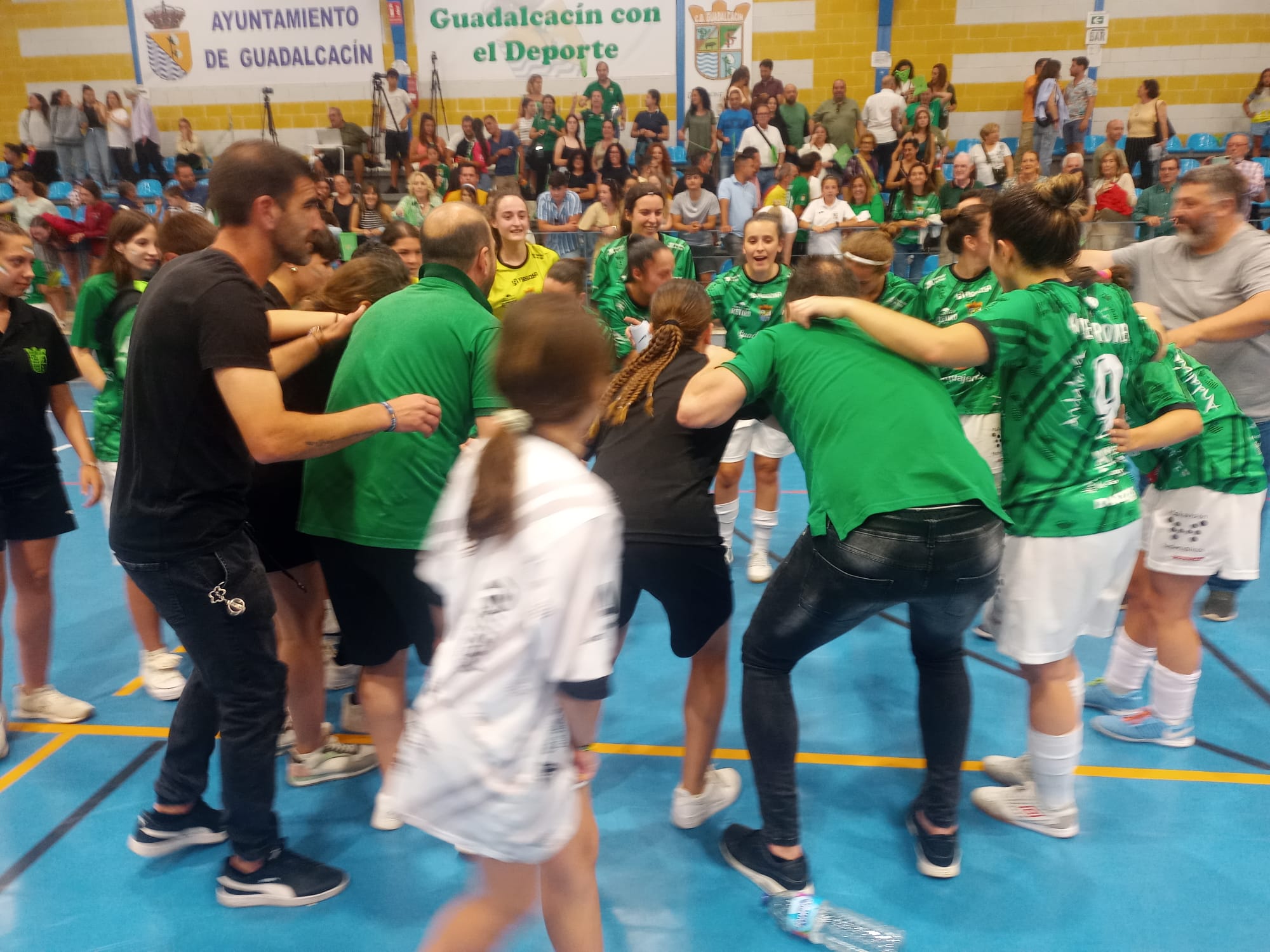 Jugadoras y técnicos celebran un triunfo del Guadalcacín FSF.