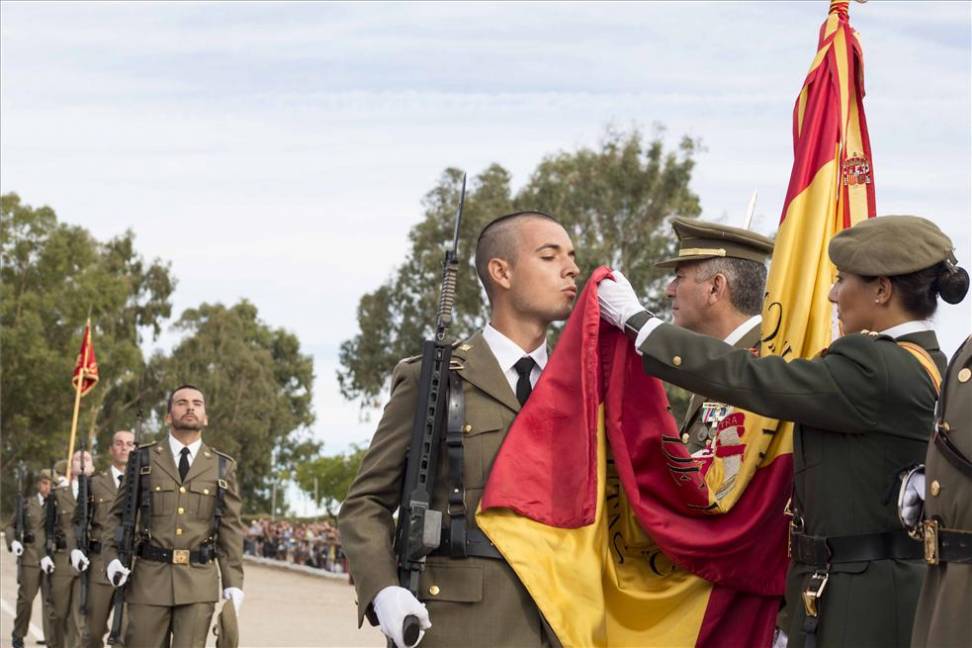 Una jura de bandera en tiempos de la mili en España.