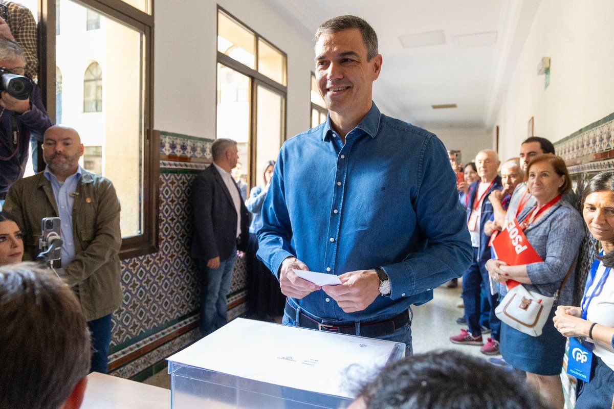 Pedro Sánchez, depositando su voto en las elecciones al Parlamento europeo.