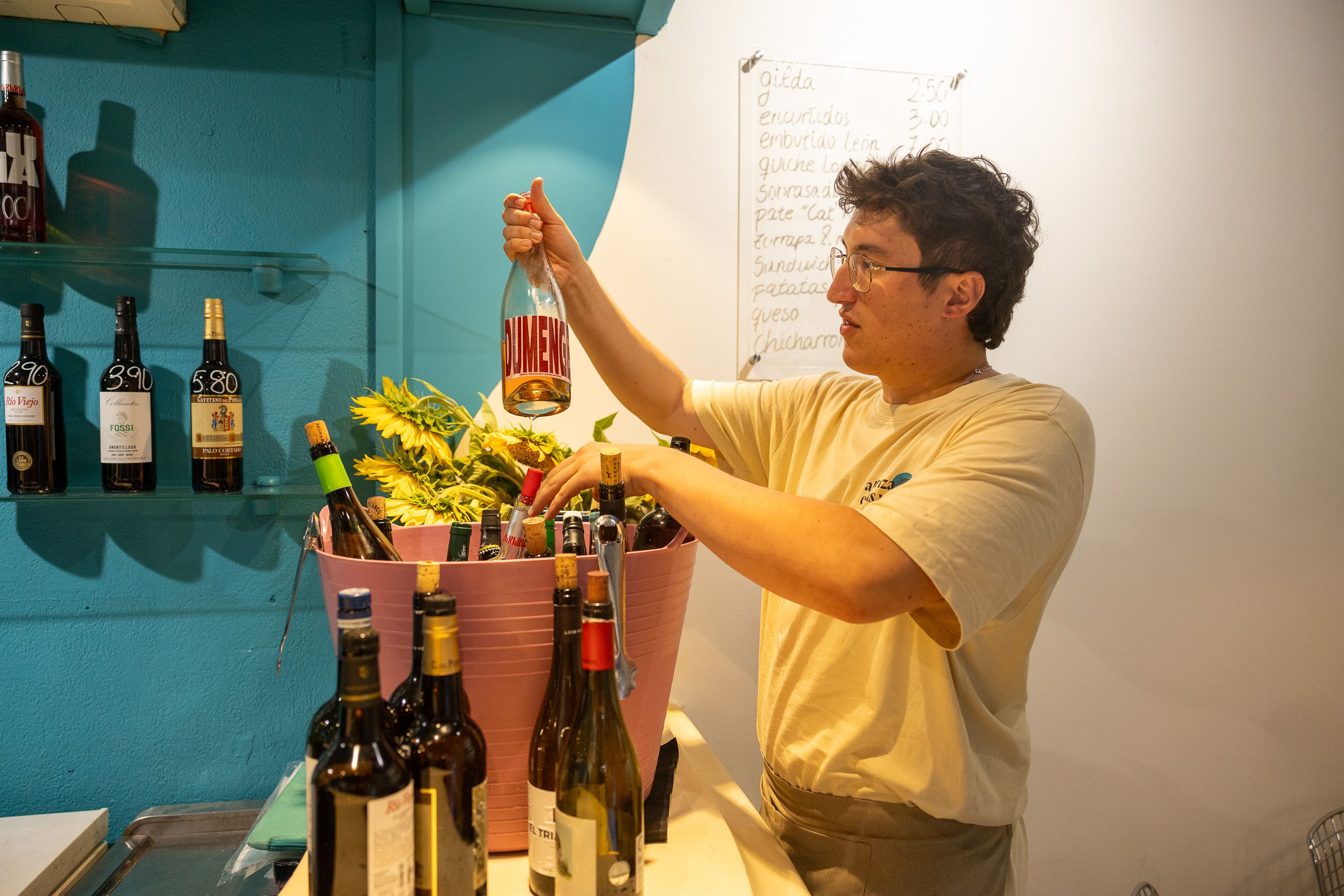 El enólogo jerezano Juan Carlos Vidarte, seleccionando entre una de sus botellas.