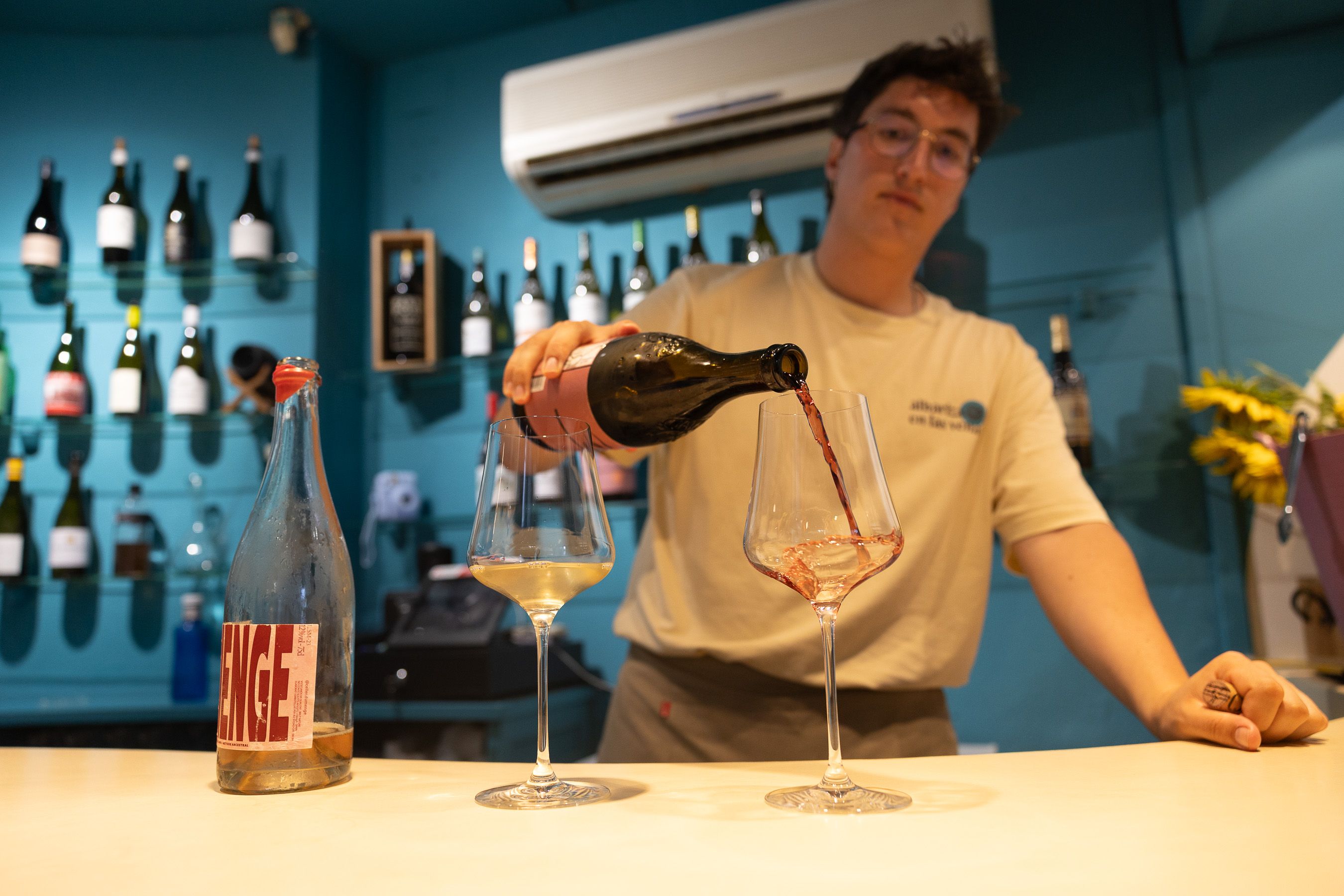 Juan Carlos sirve uno de los vinos de su catálogo.