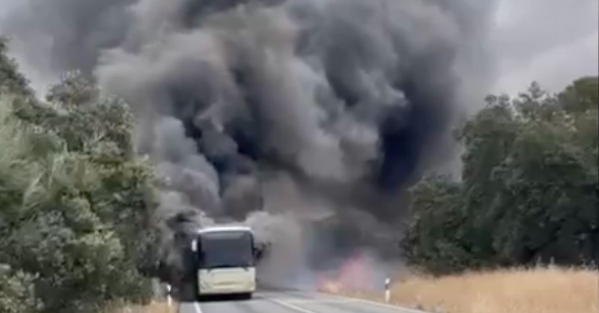 La enorme humareda que ha dejado el fuego en un autobús.