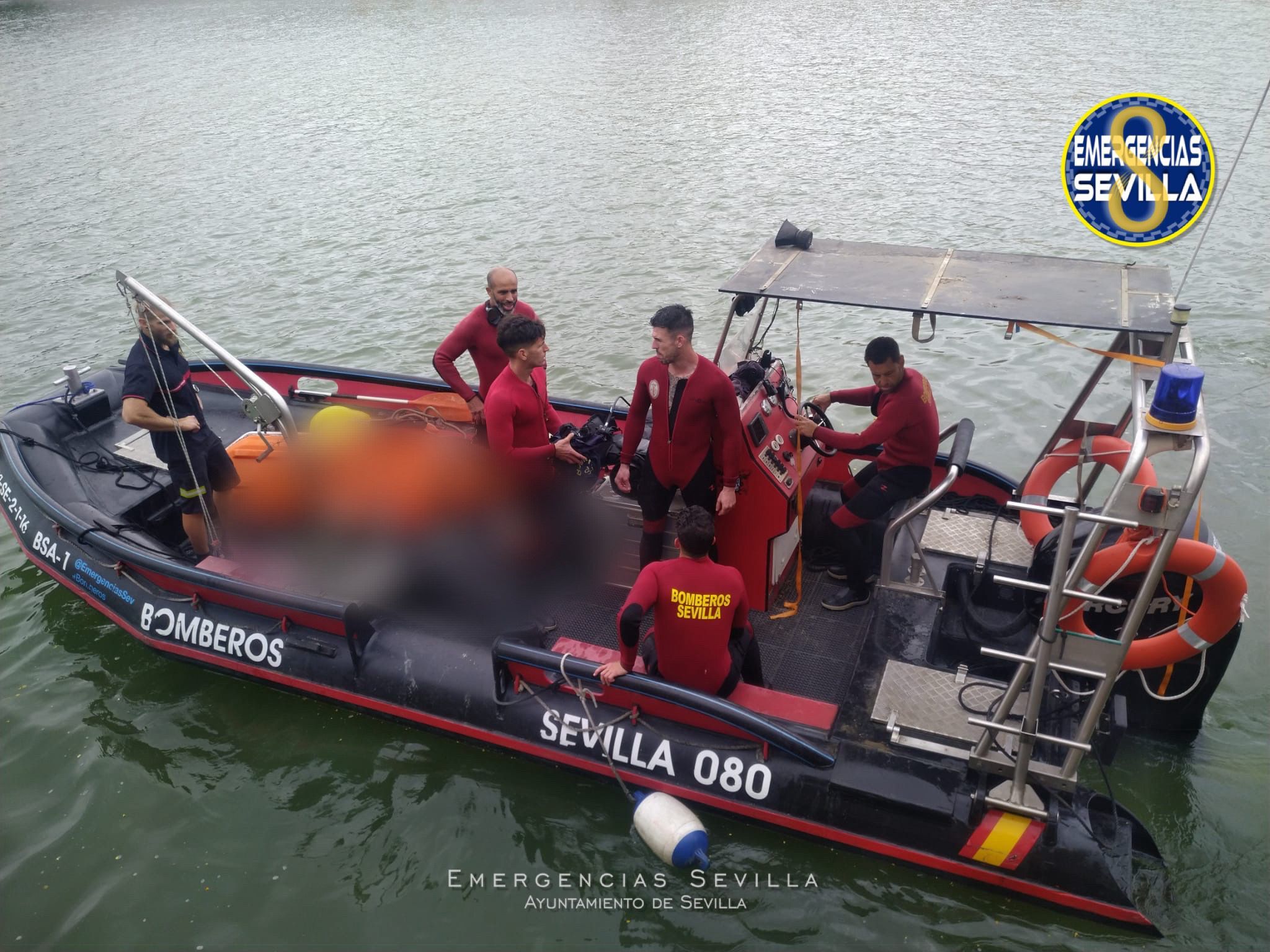 El Equipo de Actividades Subacuáticas de Bomberos Sevilla, tras rescatar el cadáver del joven de las aguas del Guadalquivir.
