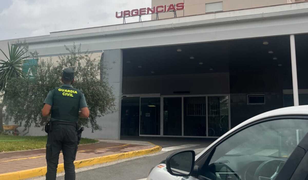 Un agente de la Guardia Civil, en el centro de salud donde se produjo la agresión a una médica en Sevilla.
