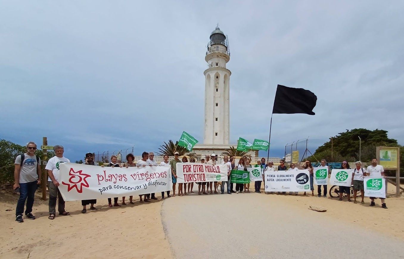Un momento de la concentración convocada este sábado por Ecologistas en Acción, en la que colocaron una bandera negra en protesta por su privatización. 
