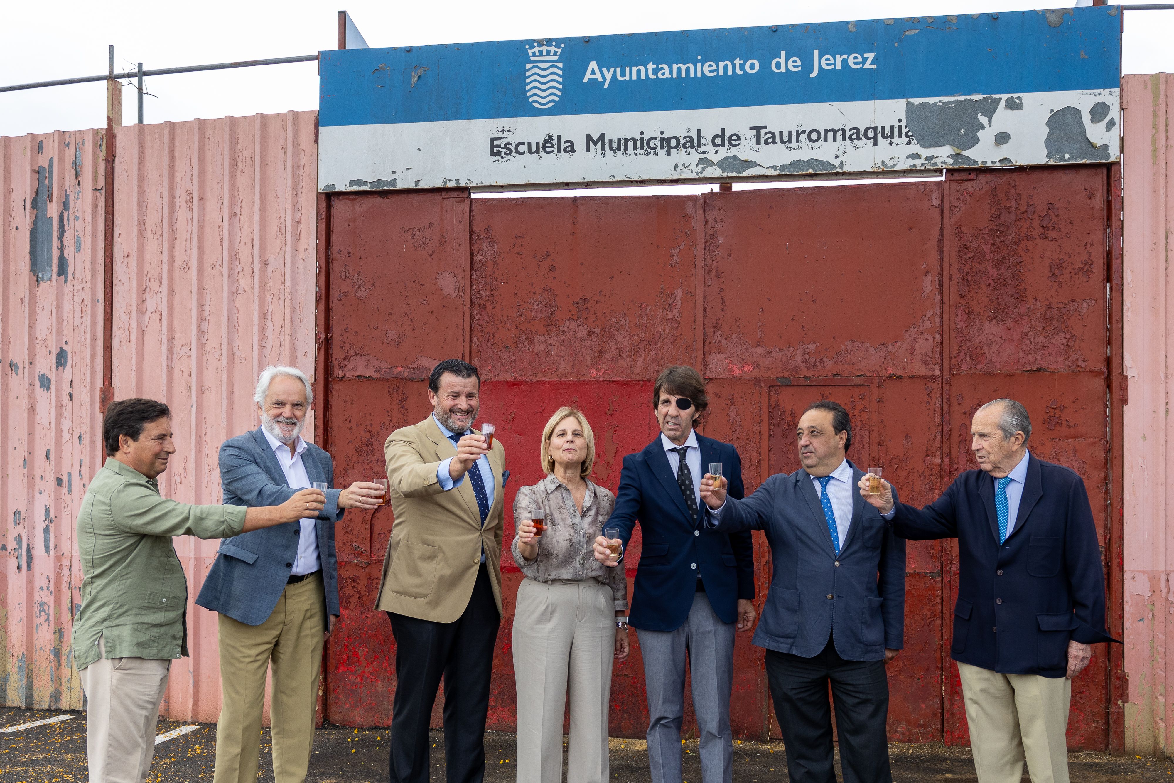 Brindis tras la firma de la cesión de la plaza de toros portátil para reabrir la Escuela de Tauromaquia en Jerez, este lunes.