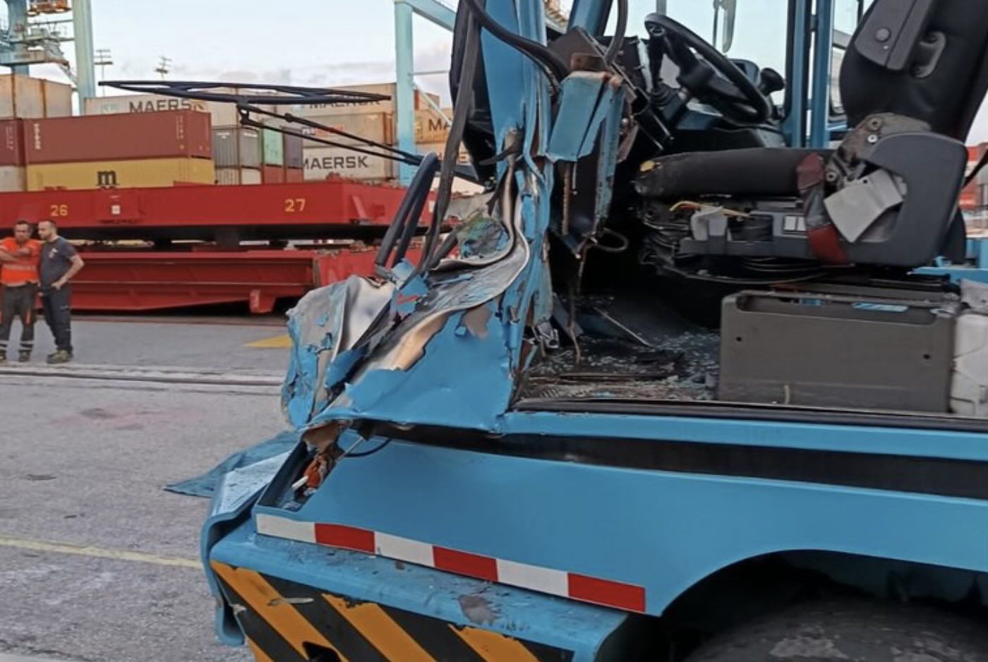 Chocan dos máquinas de transporte en el Puerto de Algeciras: atrapado el pie de uno de los conductores.