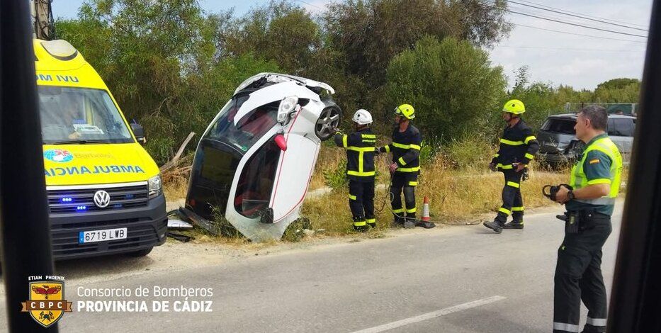 Un Smart quedó en posición vertical en la carretera por el accidente.