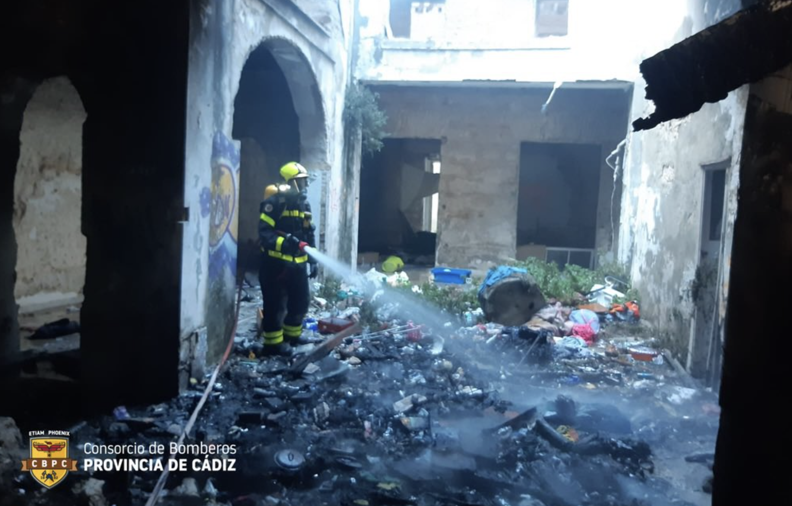 Bomberos trabajan en las labores de extinción del fuego en el edificio de la calle Bizcocheros.