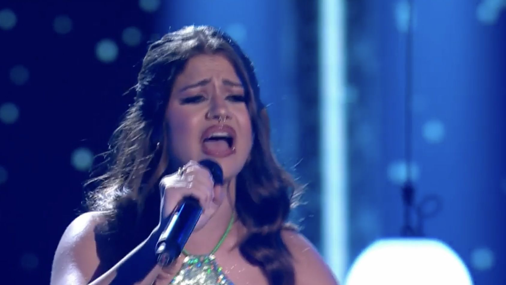 La gaditana Coral Vicenti sube al podio de 'Factor X' de Telecinco en su actuación más arriesgada.