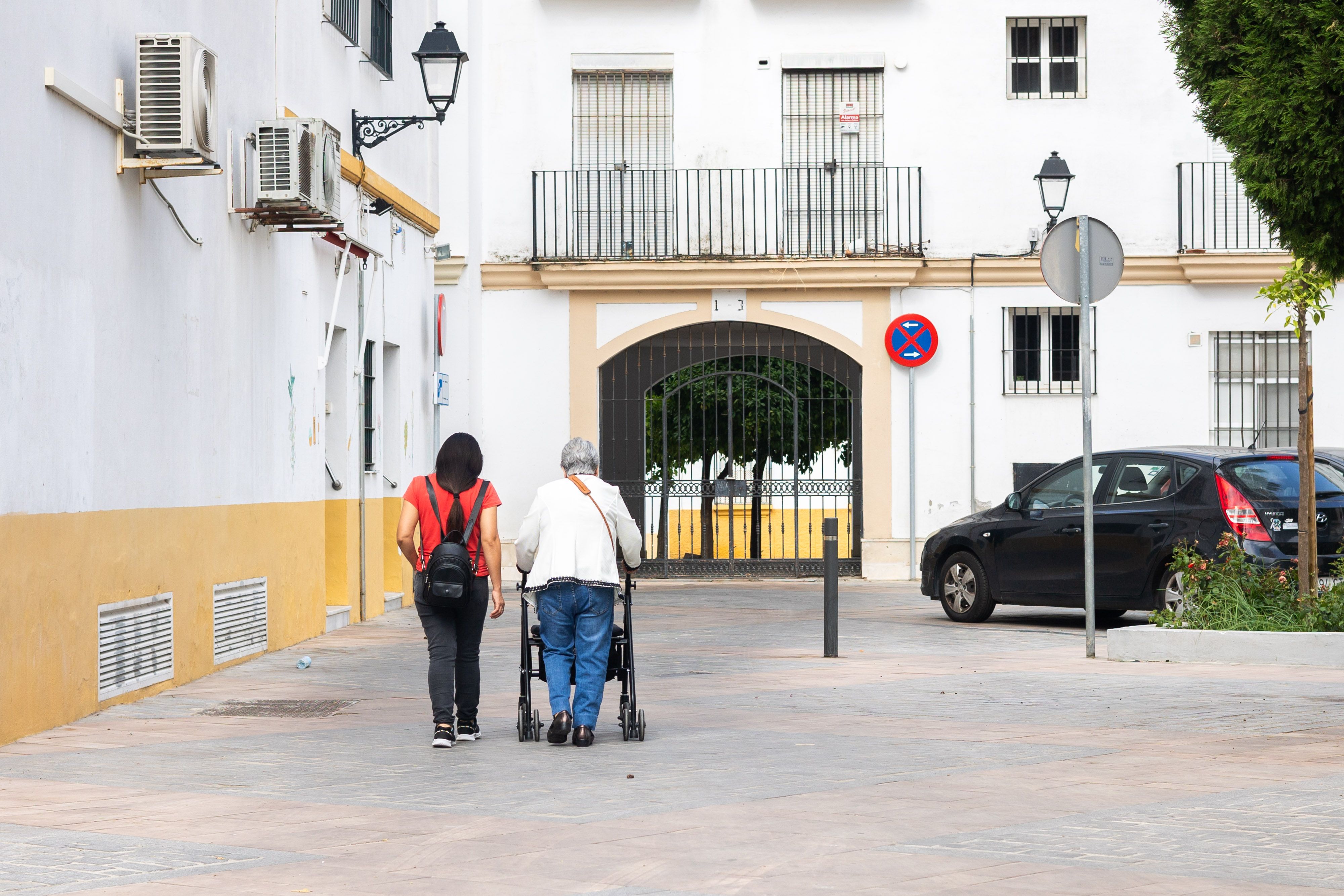 Acompañamiento a una persona mayor. 