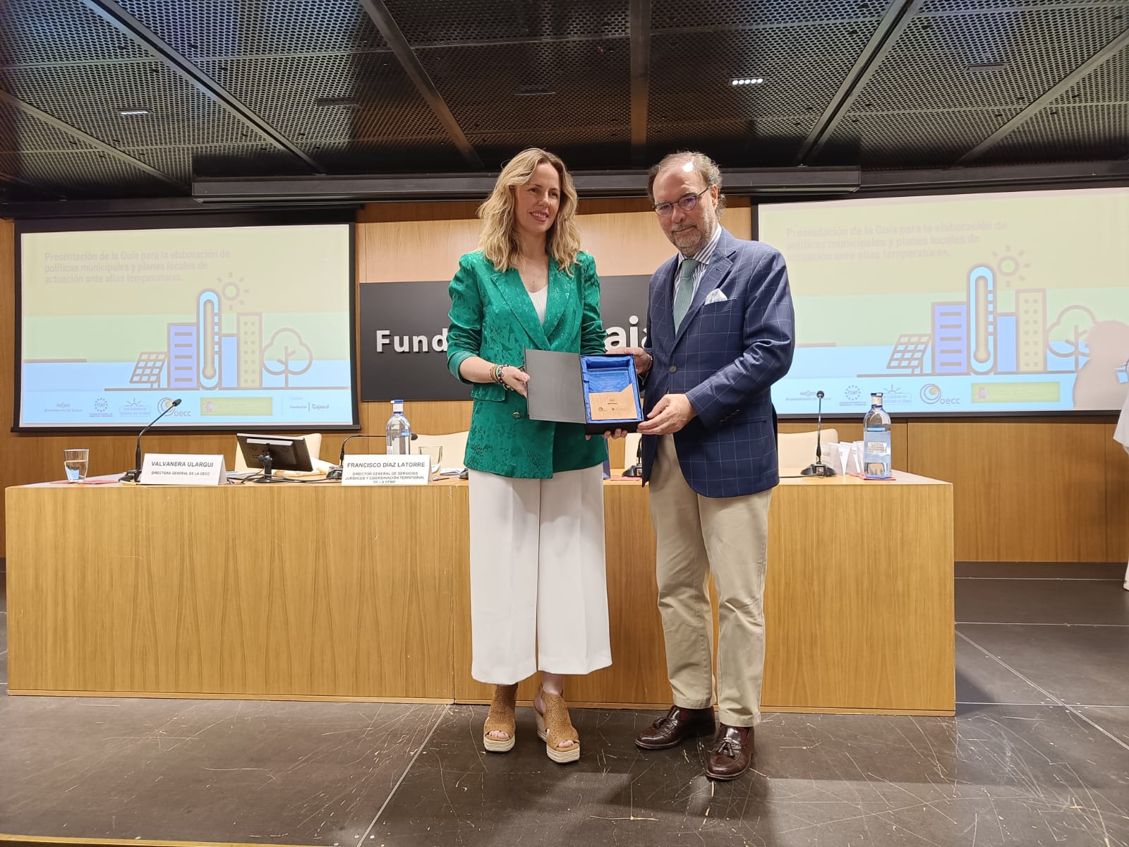 Premio medioambiental para la Diputación de Cádiz. Vanesa Beltrán recogiendo el reconocimiento.