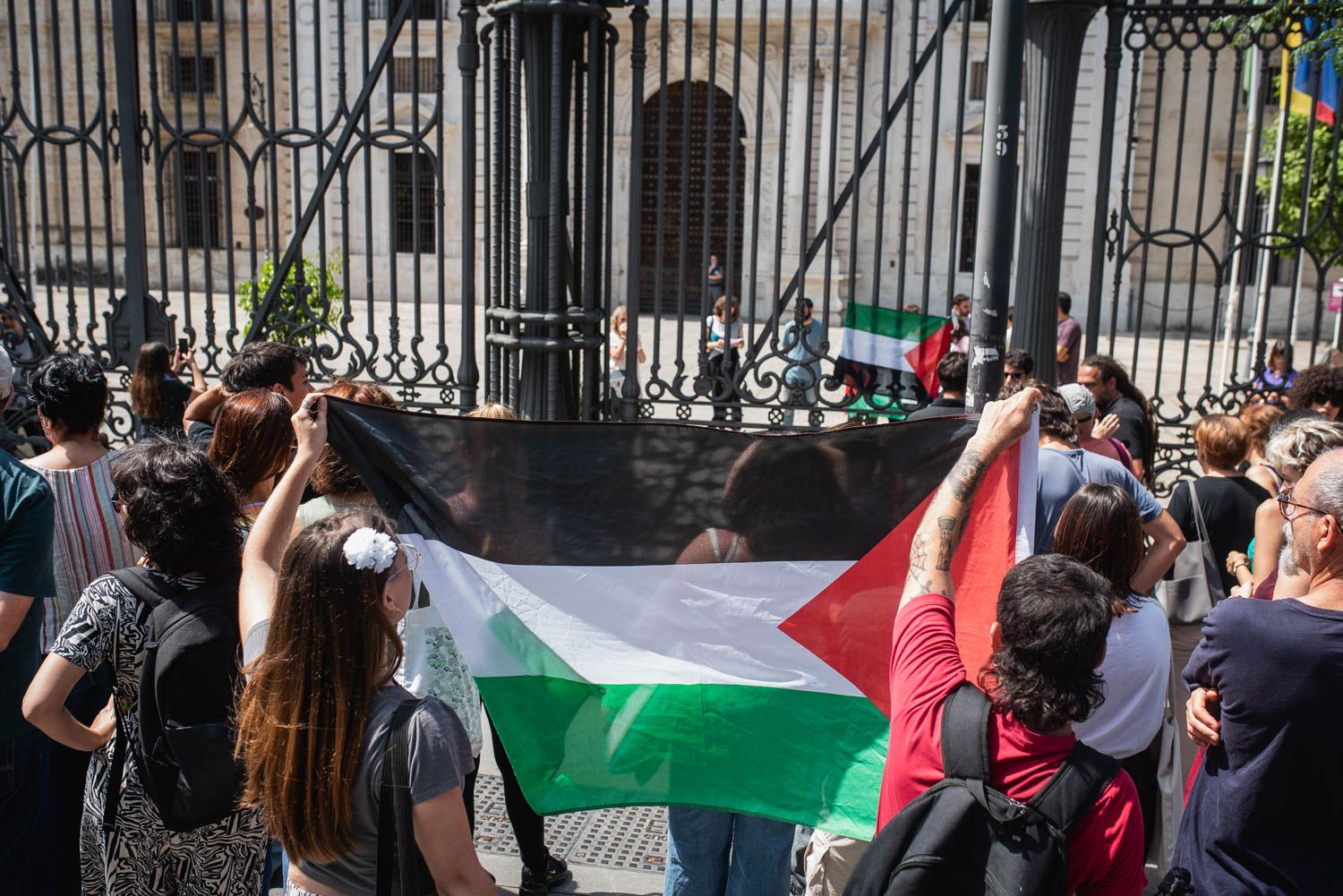 Estudiantes durante las protestas por Palestina en la Universidad de Sevilla este martes.