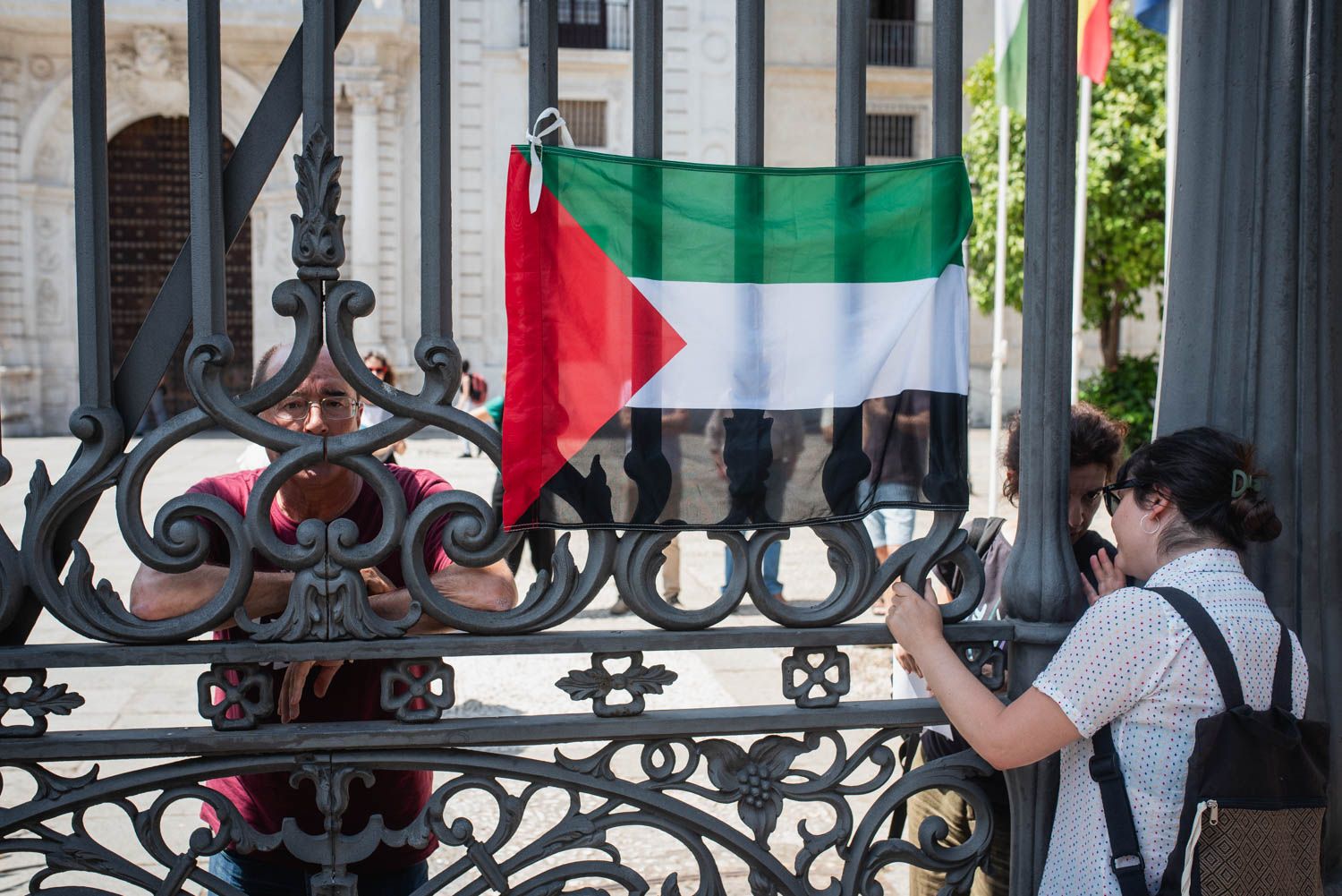 Atacar a la población civil SÍ es genocidio. Una bandera palestina colocada por estudiantes a las puertas de la Universidad de Sevilla.