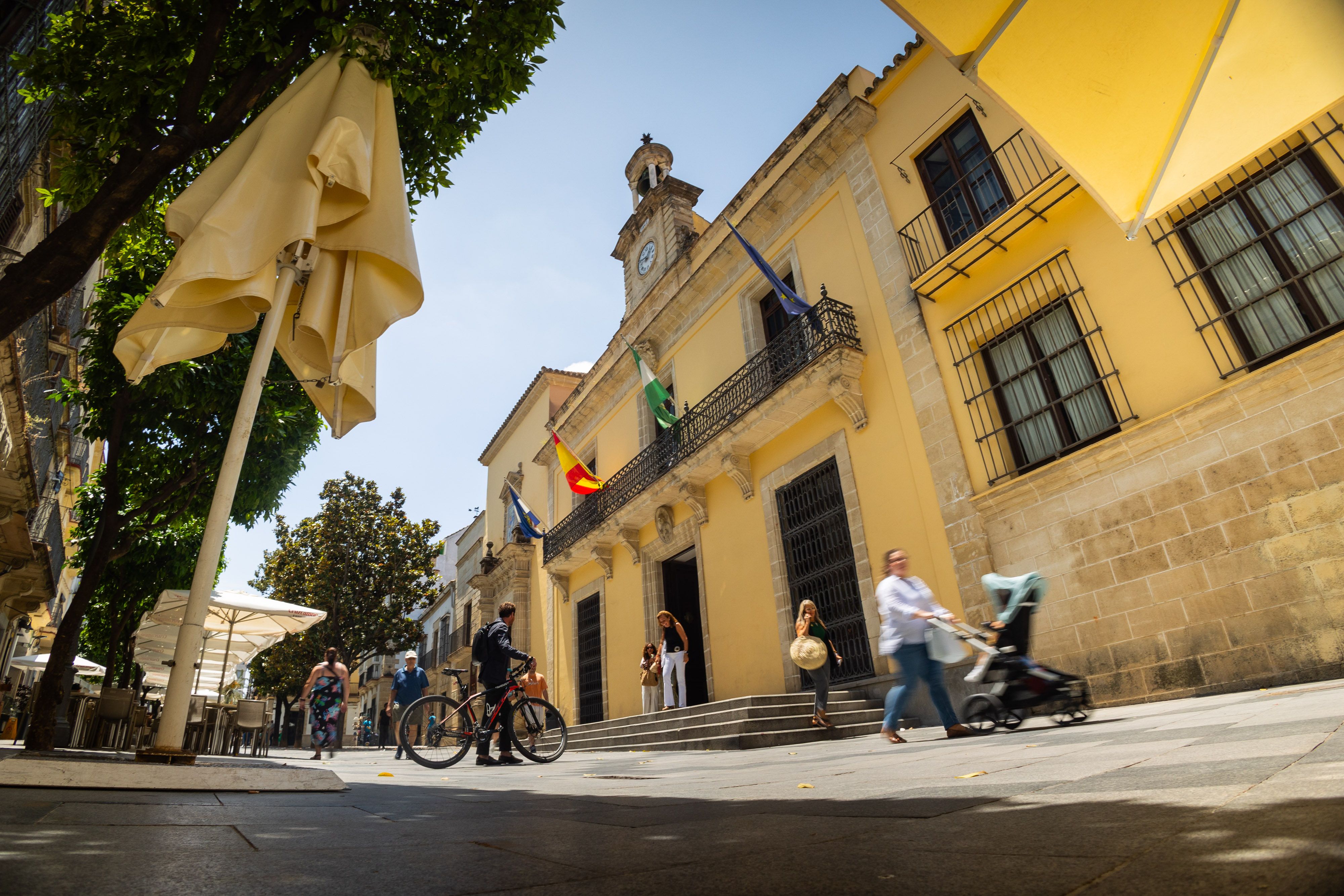 Paseantes frente al Ayuntamiento de Jerez, en una imagen reciente.