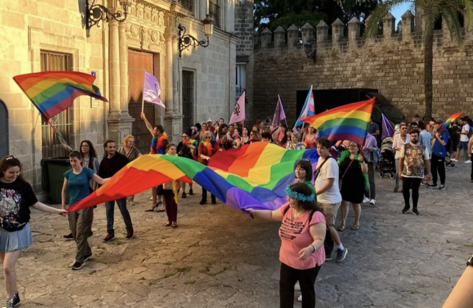 Una concentración en defensa de los derechos del colectivo LGTBIQ+ en El Puerto.