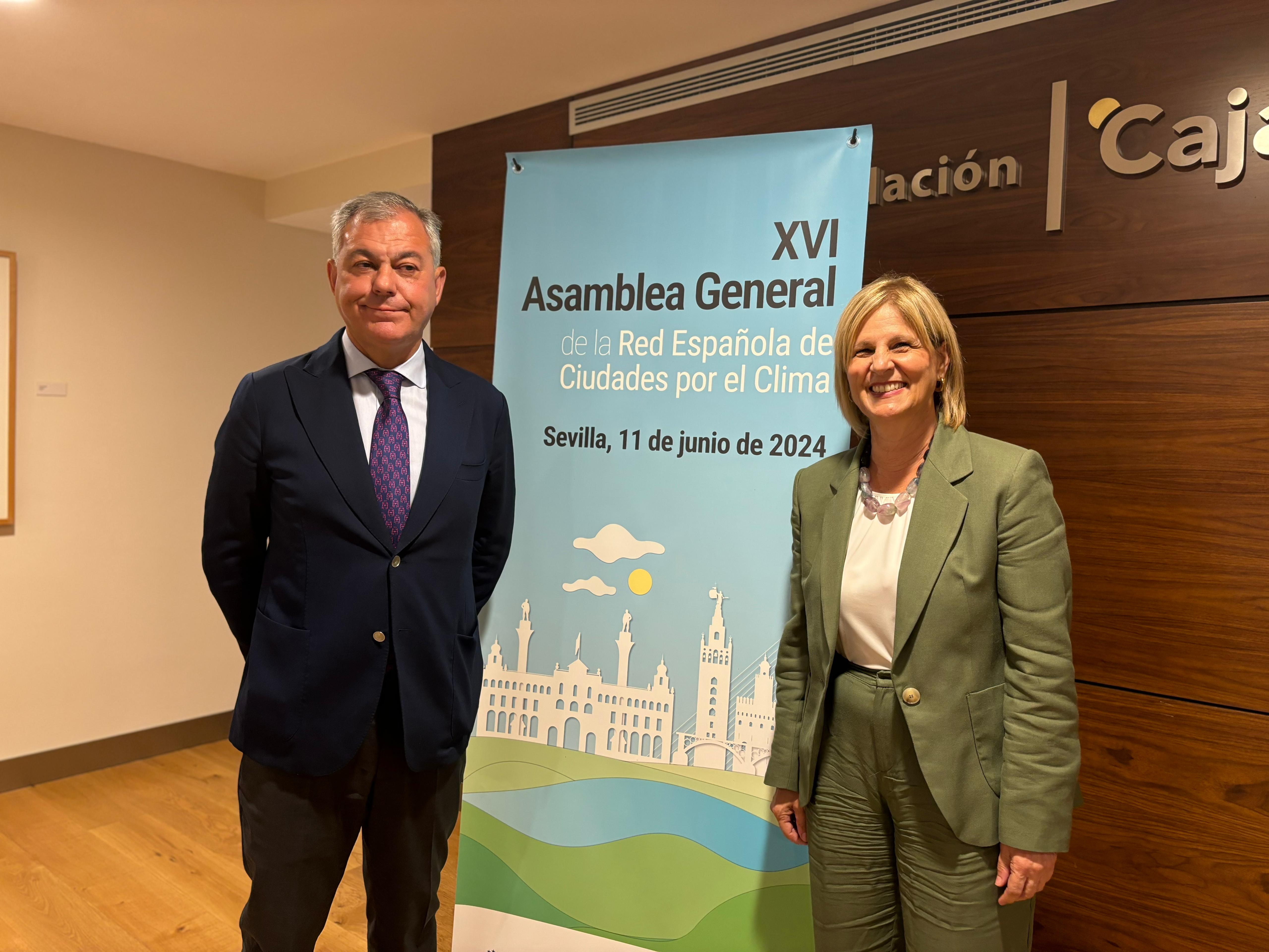 La alcaldesa y el alcalde de Sevilla, presidente de la asamblea. 