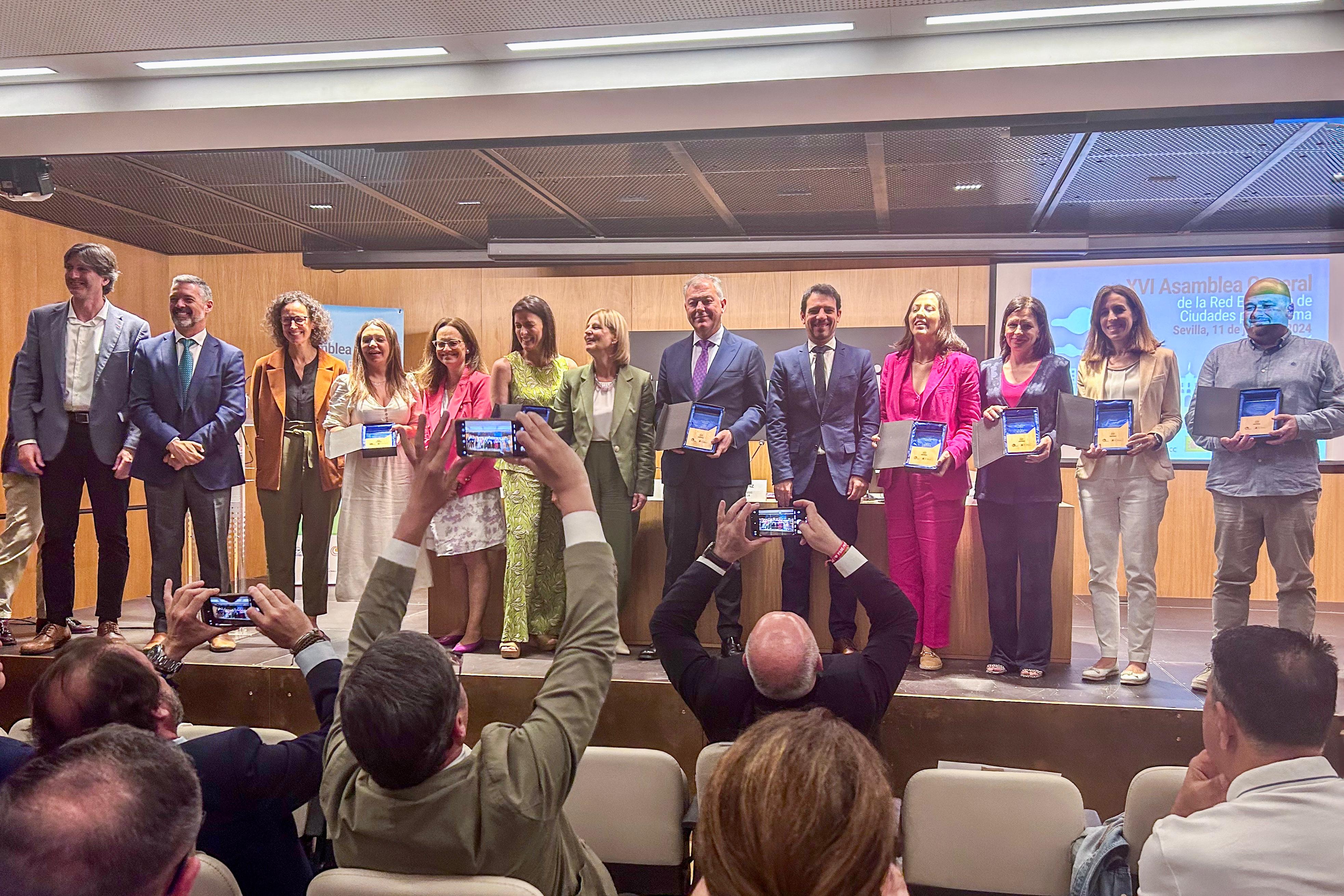 Sevilla, premiada por sus buenas prácticas por el clima. Sanz y los premiados en el final de la asamblea.