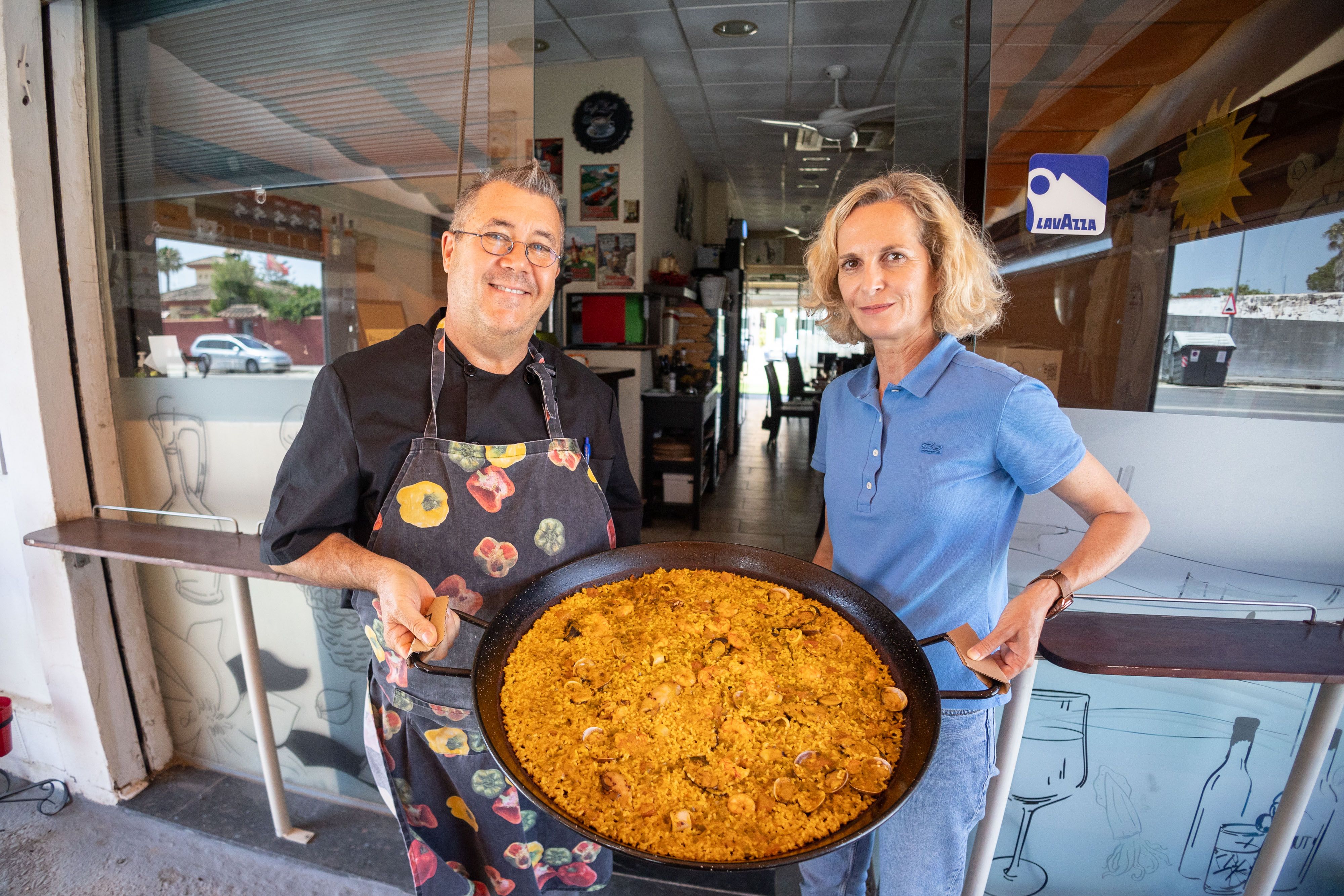 Rafael Rodríguez y Maya Hamiani, en el restaurante Mis Paellas en Chiclana.