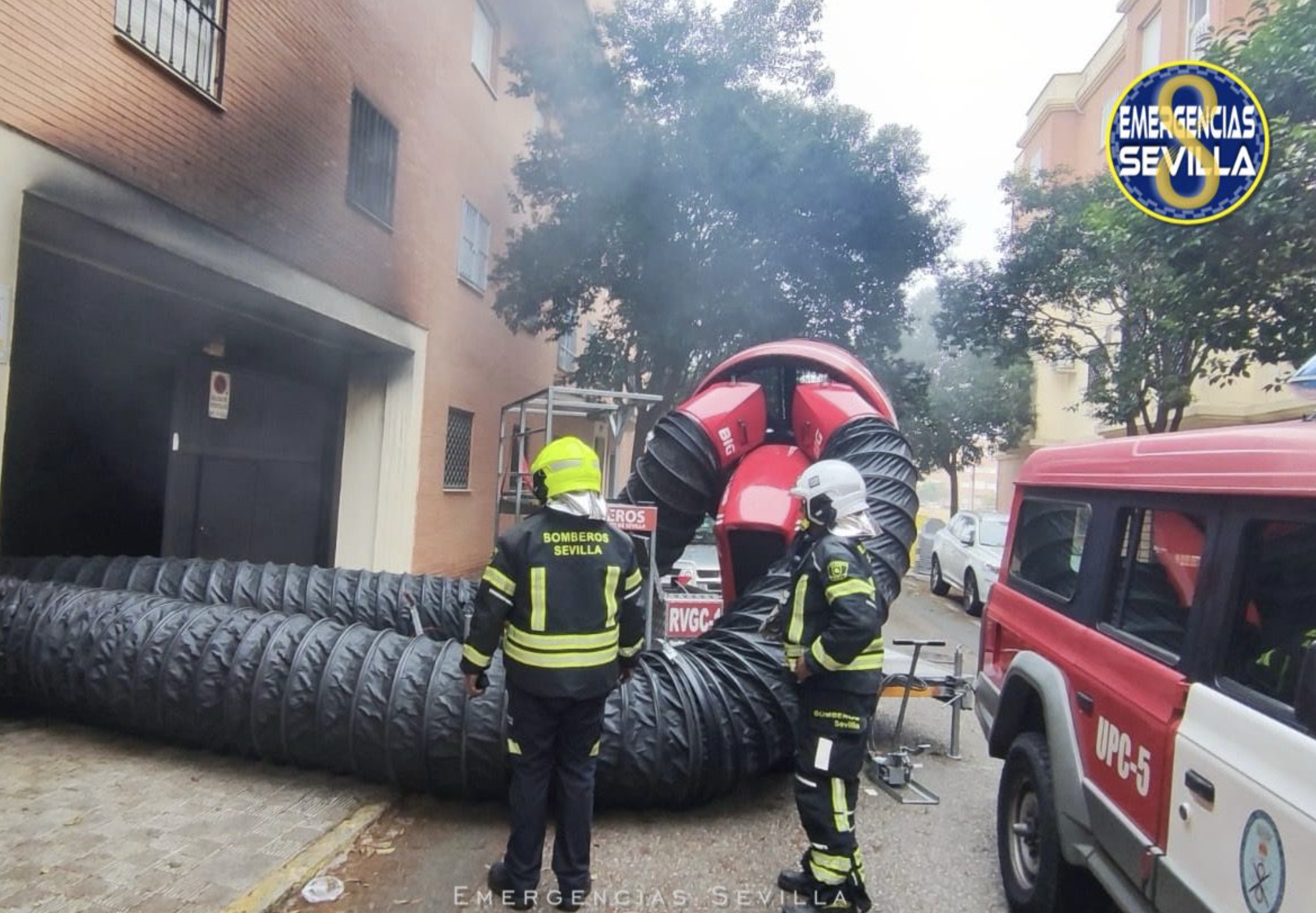 Aparatoso incendio bajo un edificio de viviendas en Sevilla.
