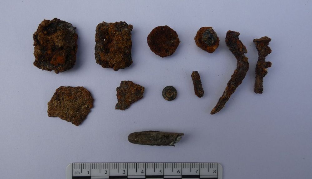 balistica y otros vestigios hallados en la fosa de Sanlucar