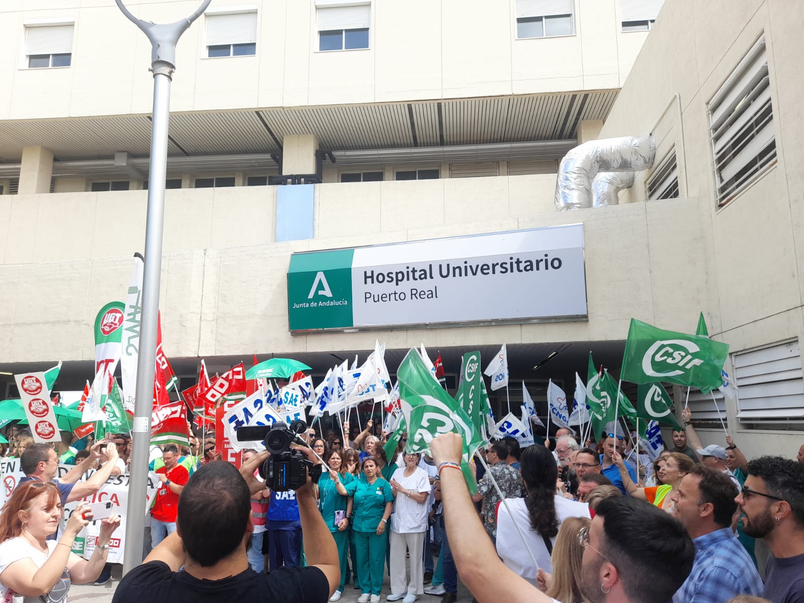 Un momento de la concentración de este miércoles a las puertas del Hospital de Puerto Real.