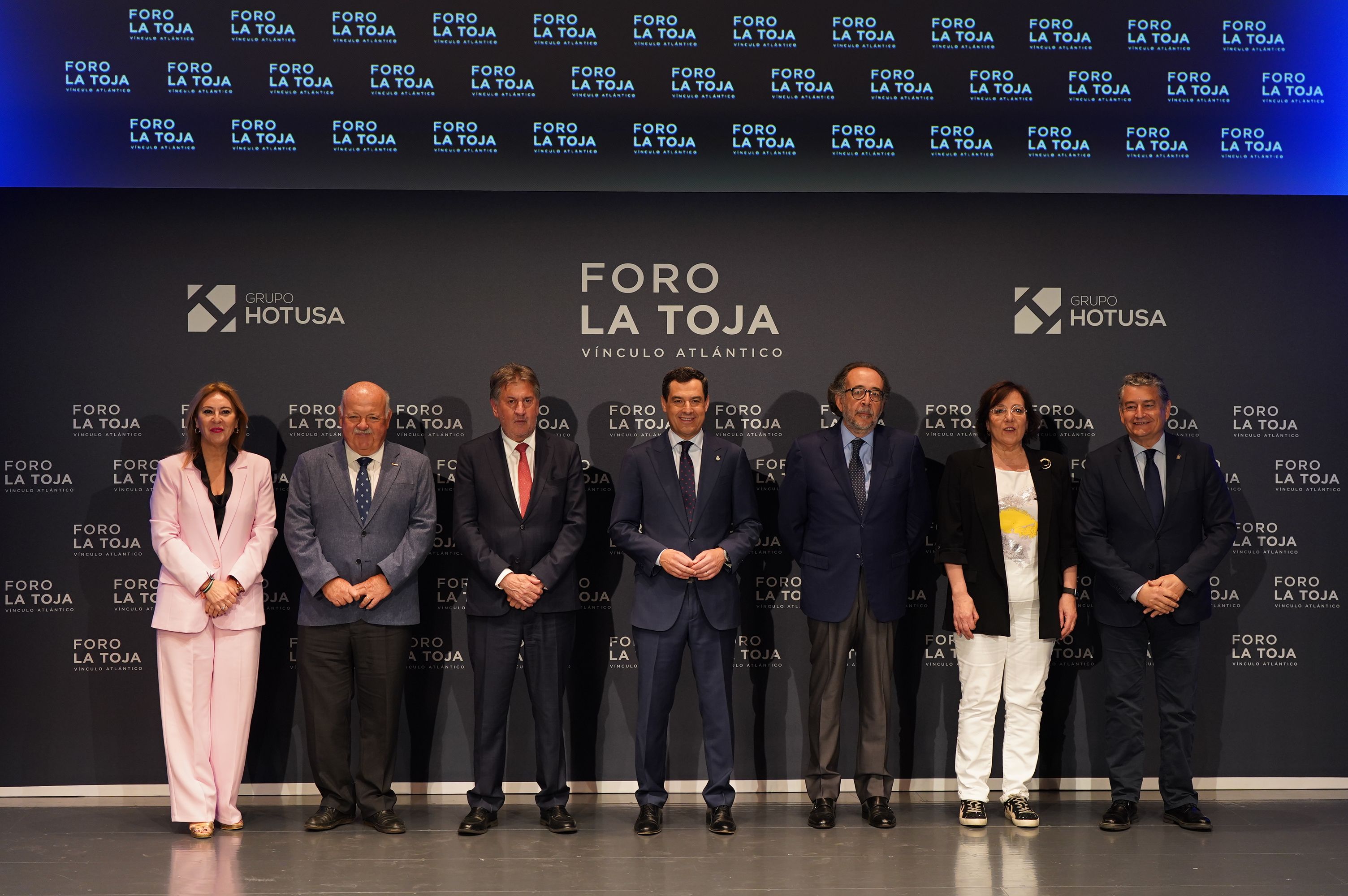 Juanma Moreno junto a varios miembros de su Gobierno en el acto donde se han anunciado las ayudas para las empresas andaluzas.