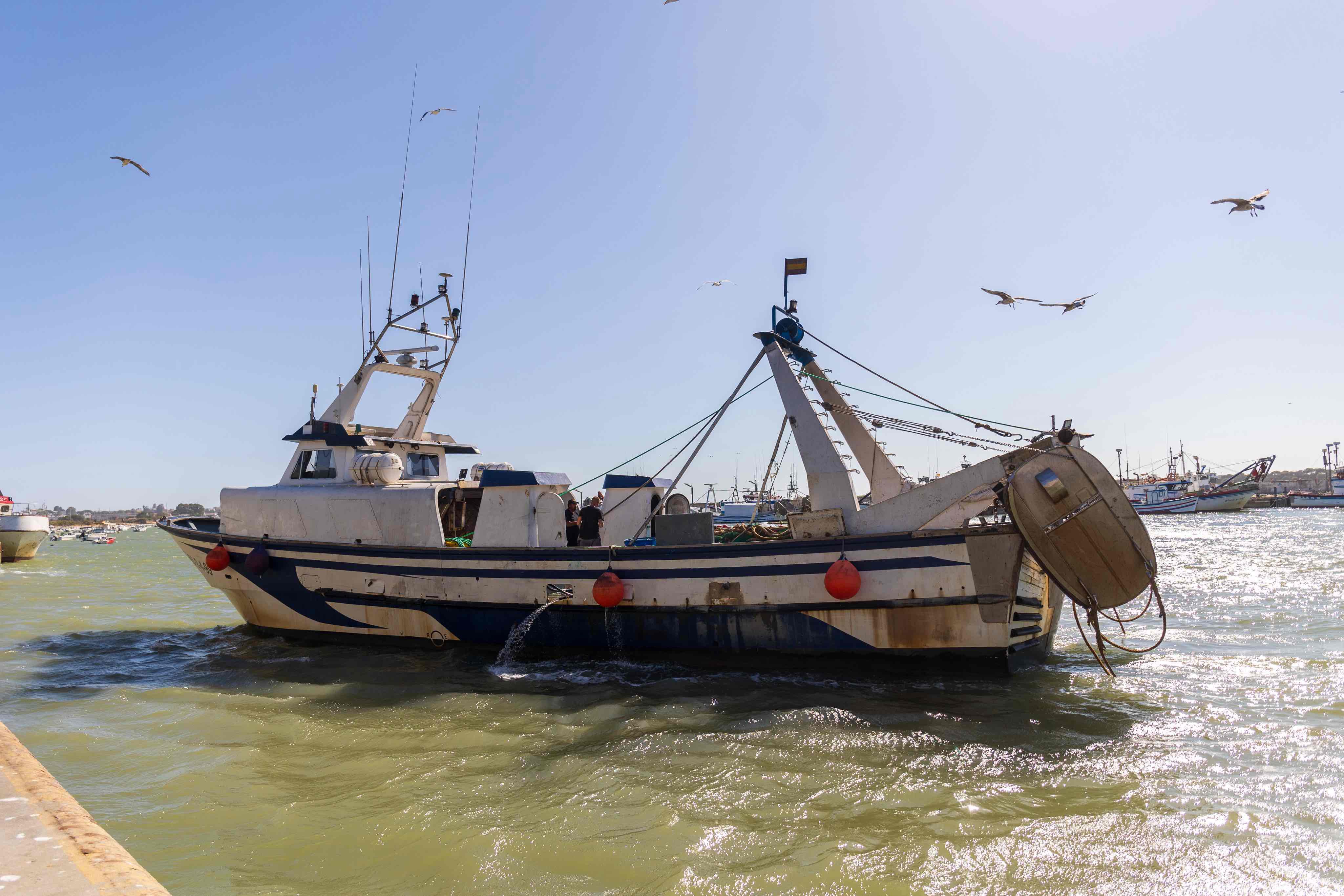 Un barco en el puerto de Sanlúcar, en una imagen de archivo.