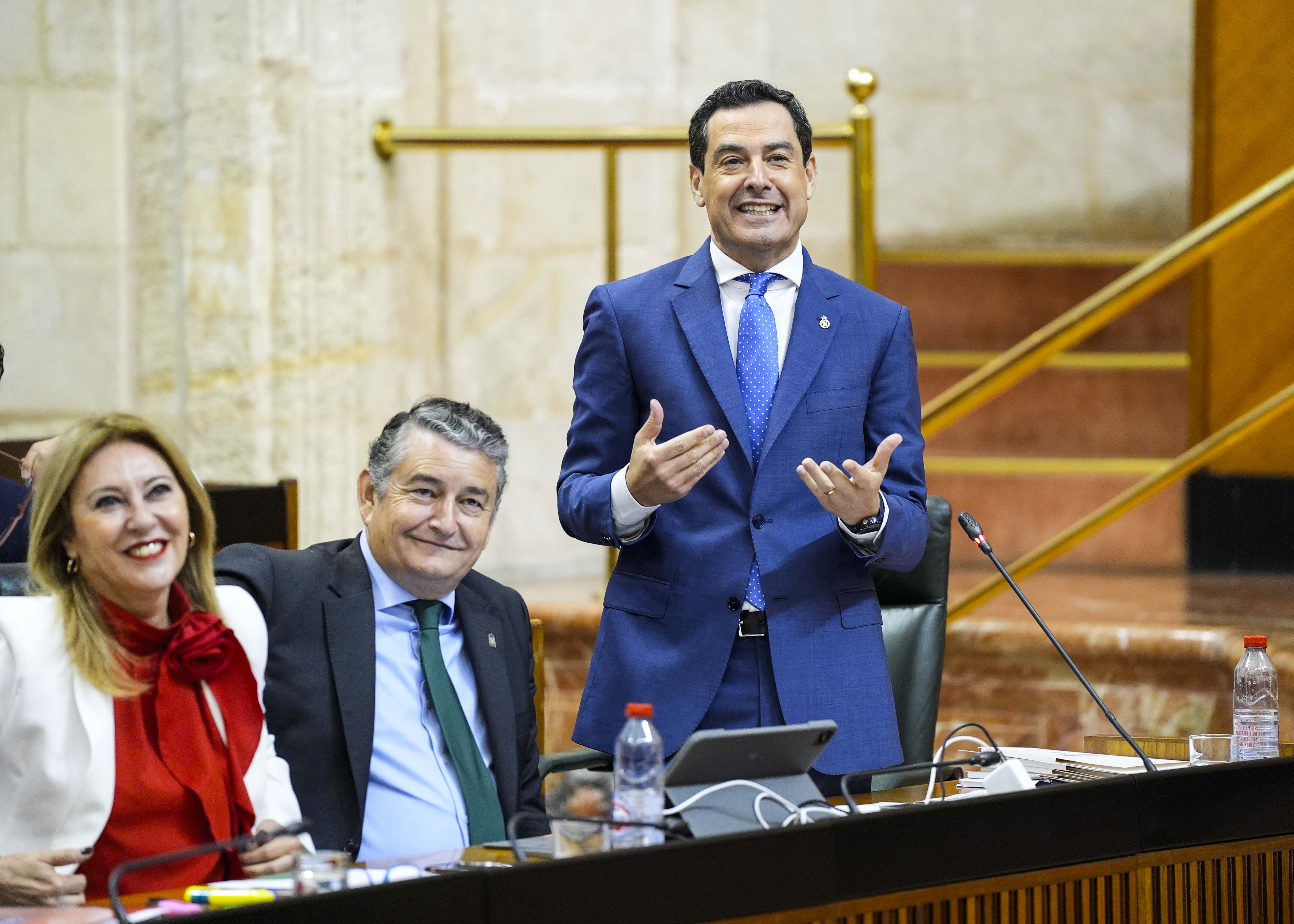 Juanma Moreno en el Parlamento.