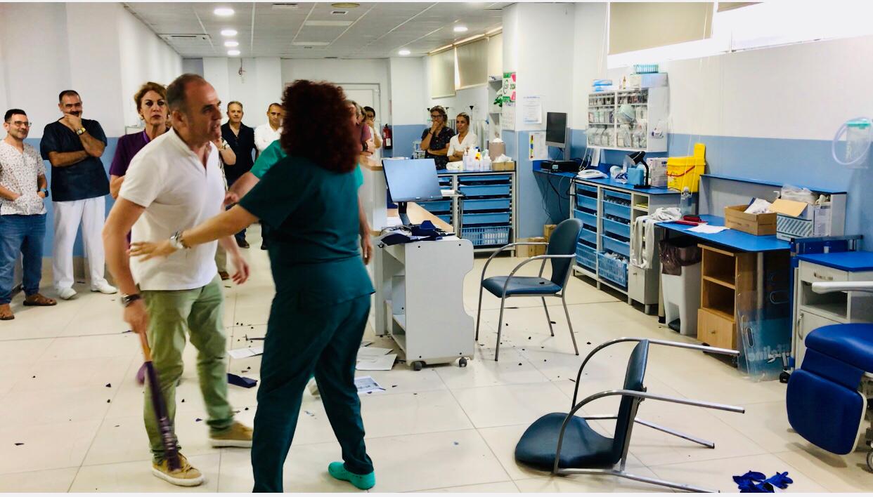 Un momento del simulacro de agresión en el Hospital de Puerto Real. 