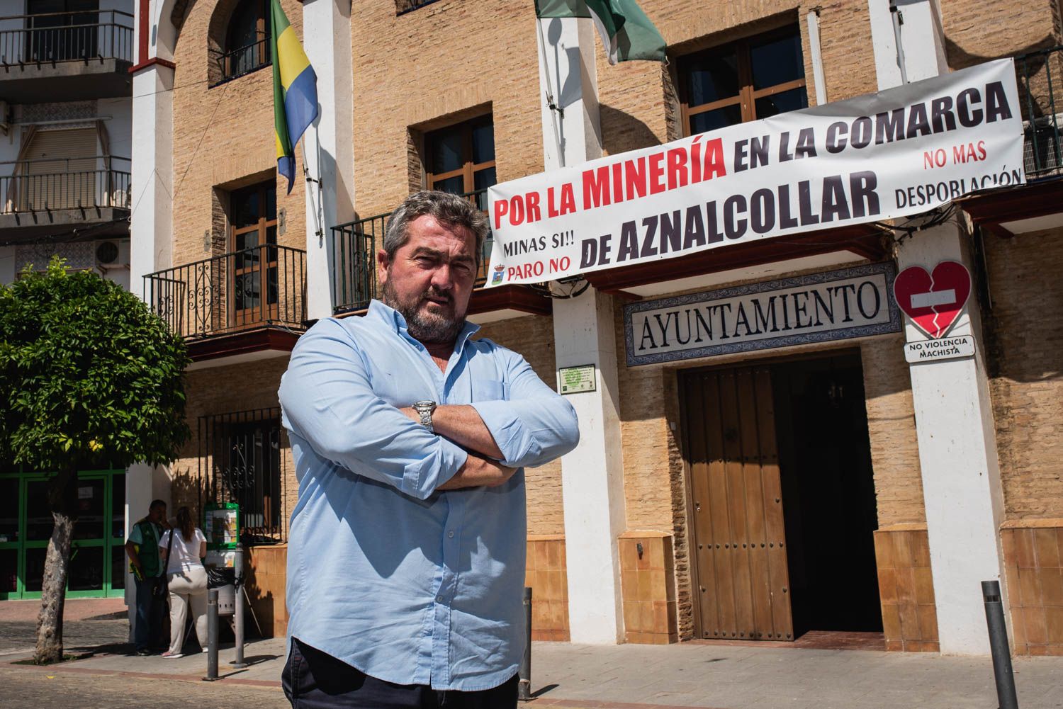 Juan José Fernández, alcalde de Aznalcóllar, frente a su ayuntamiento.