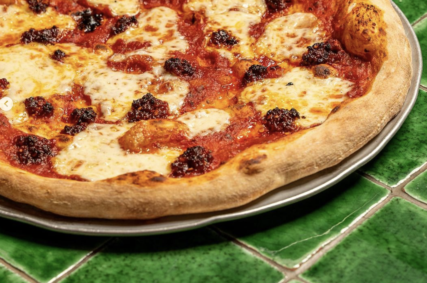 Una de las pizzas neoyorquinas de Slice of New York, en Rota, una de las localidades con más pizzerías por habitante del mundo.