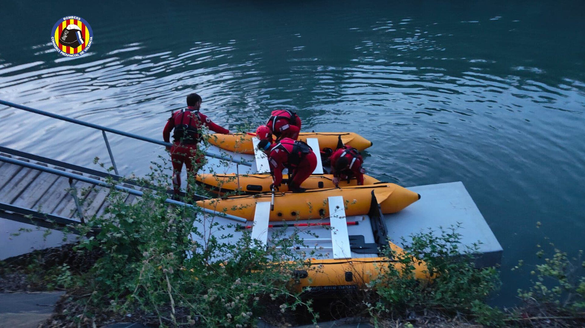 Los bomberos, en la búsqueda del niño, en las primeras horas tras su desaparición en el río.
