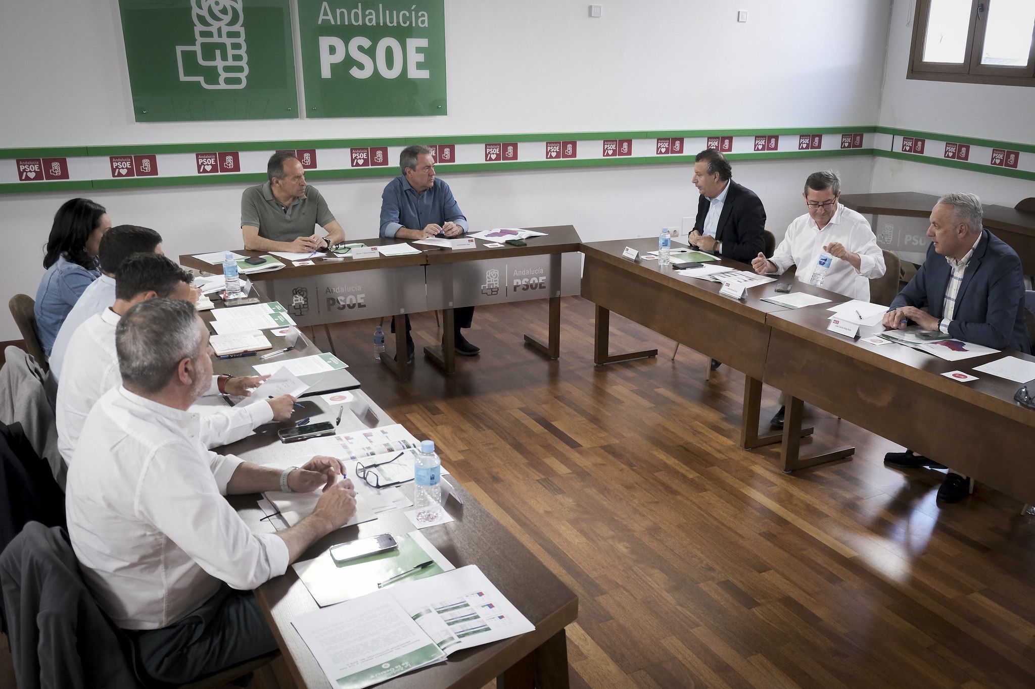 Juan Espadas con los secretarios provinciales del PSOE.
