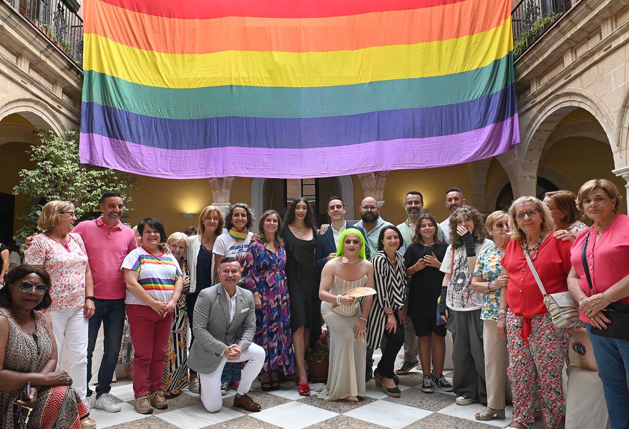 Desplegada en la fachada del Ayuntamiento la bandera arcoíris por el Día del Orgullo en Jerez.