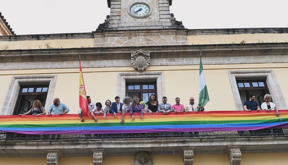 Colocación de la bandera arcoíris en el Ayuntamiento de Jerez.