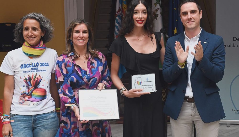 Entrega del Premio Arcoíris a la actriz Penélope Guerrero.