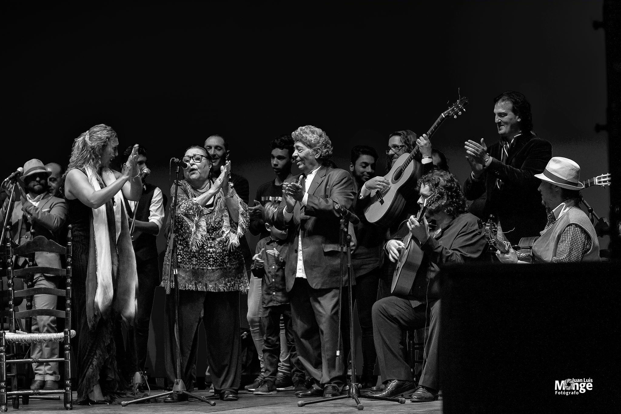 Curro Fernandez (en el centro) durante el homenaje en el que celebraba 50 años de trayectoria artística en el Auditorio FIBES de Sevilla.