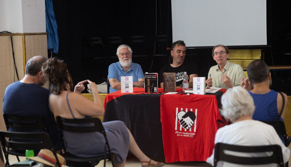 Ignacio Soriano, a la derecha, presentando su libro 'Obreras anarquistas y sociedad civil. En torno a La Mano Negra (1881-1886)' en el 140 aniversario organizado este fin de semana en Jerez.