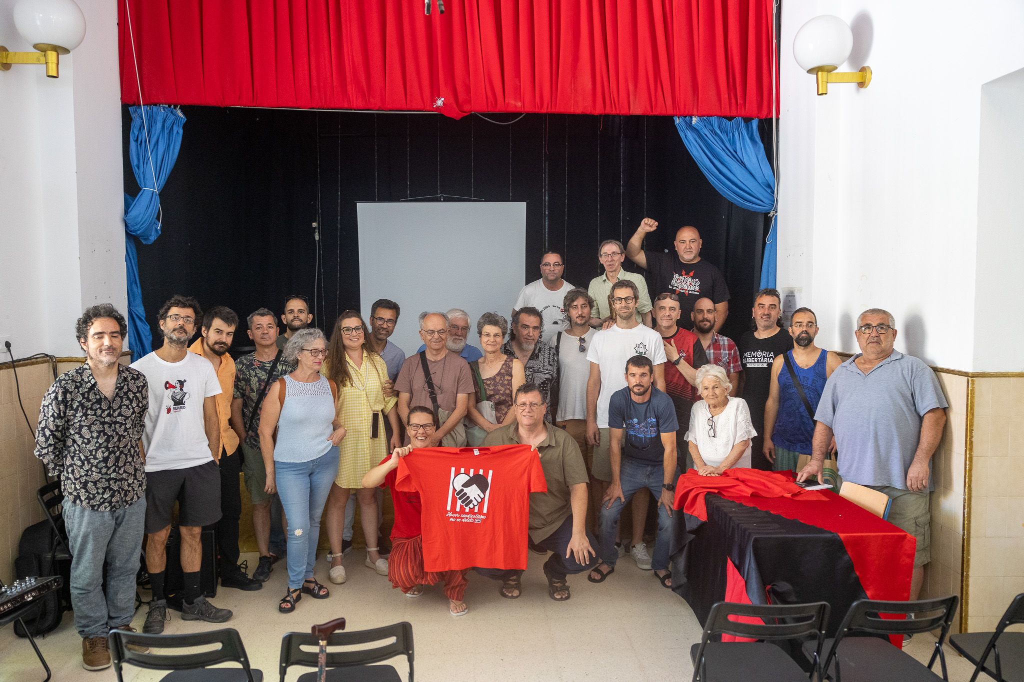 Los asistentes con una camiseta sobre 'Las 6 de La Suiza' tras el acto sobre La Mano Negra en el CEIP Miguel de Cervantes.