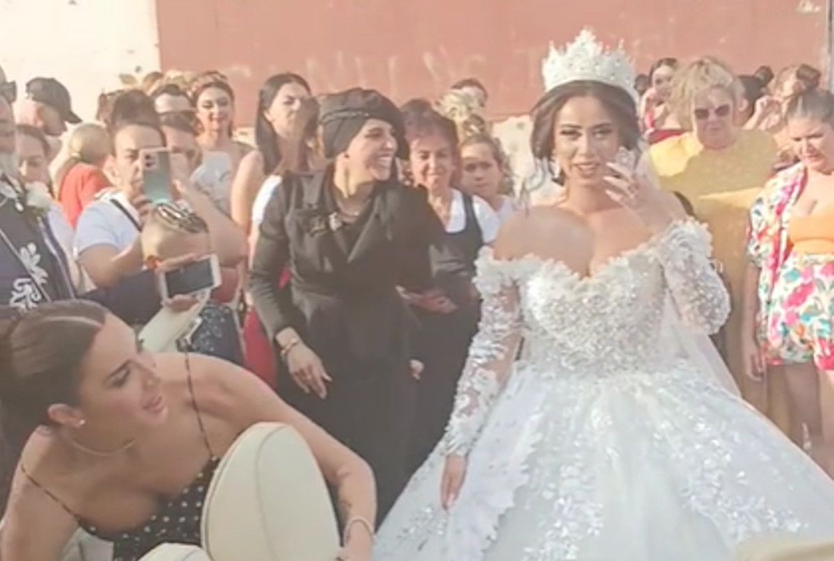 Pilar Rubio asiste a una boda gitana en el barrio onubense de El Torrejón en Huelva.