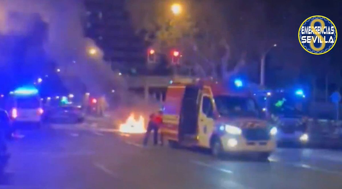 Una moto arde tras chocar con un coche en Sevilla.