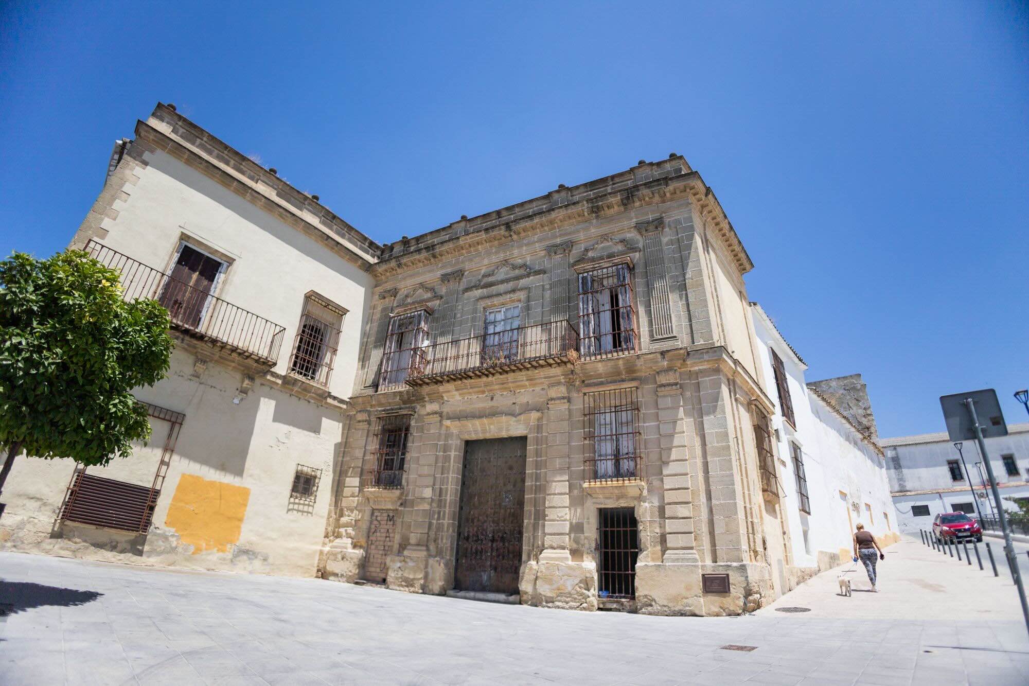 En primer término, el palacio de Montegil, que formará parte del futuro hotel Plaza Belén, con continuidad en las fincas de San Honorio, en una imagen de este lunes a mediodía.